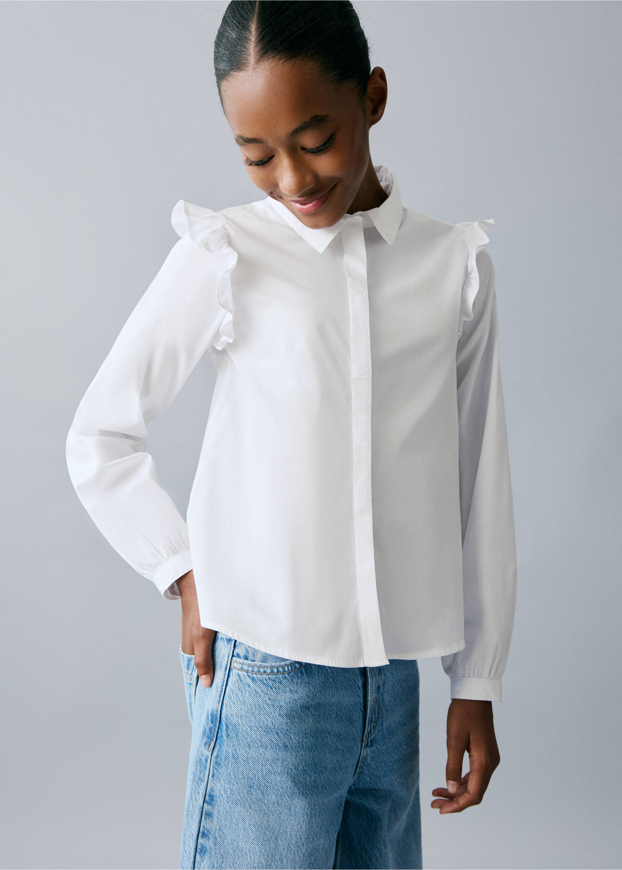Shirt with ruffle detail - Medium plane, White. Ref: 17021518-00.