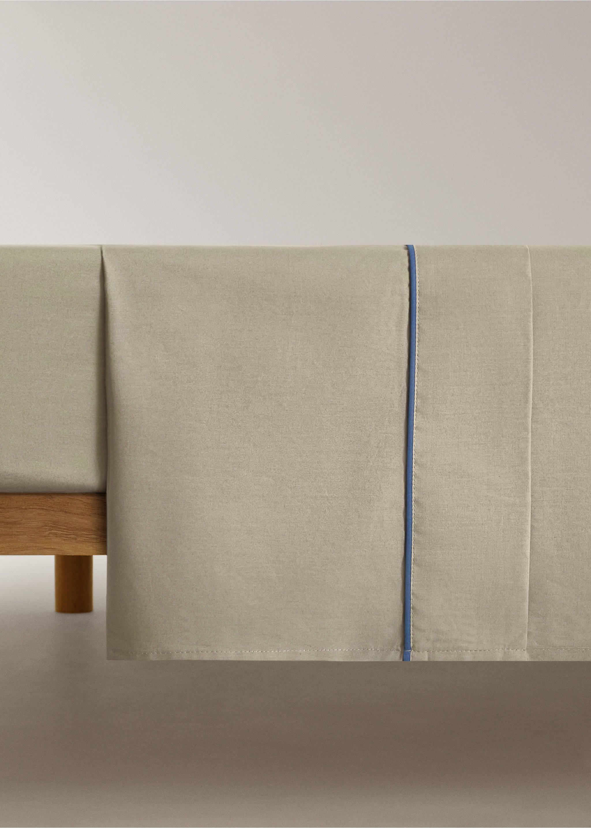 Beige flat sheet with thin blue piping trim., Olive Green. Ref: 17021586-00.