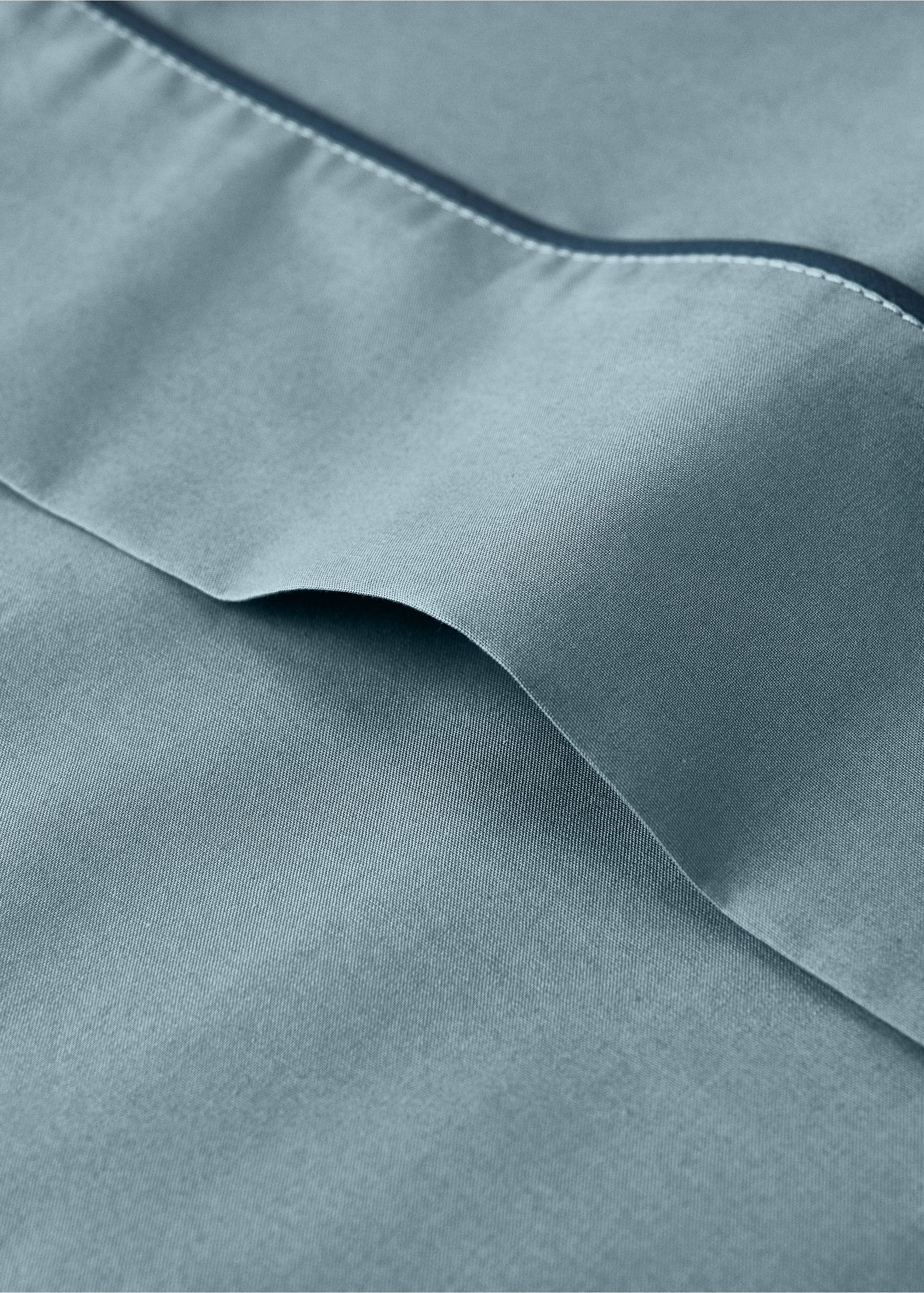 Blue-grey flat sheet detail with a contrasting dark piping trim., Blue. Ref: 17021586-00.