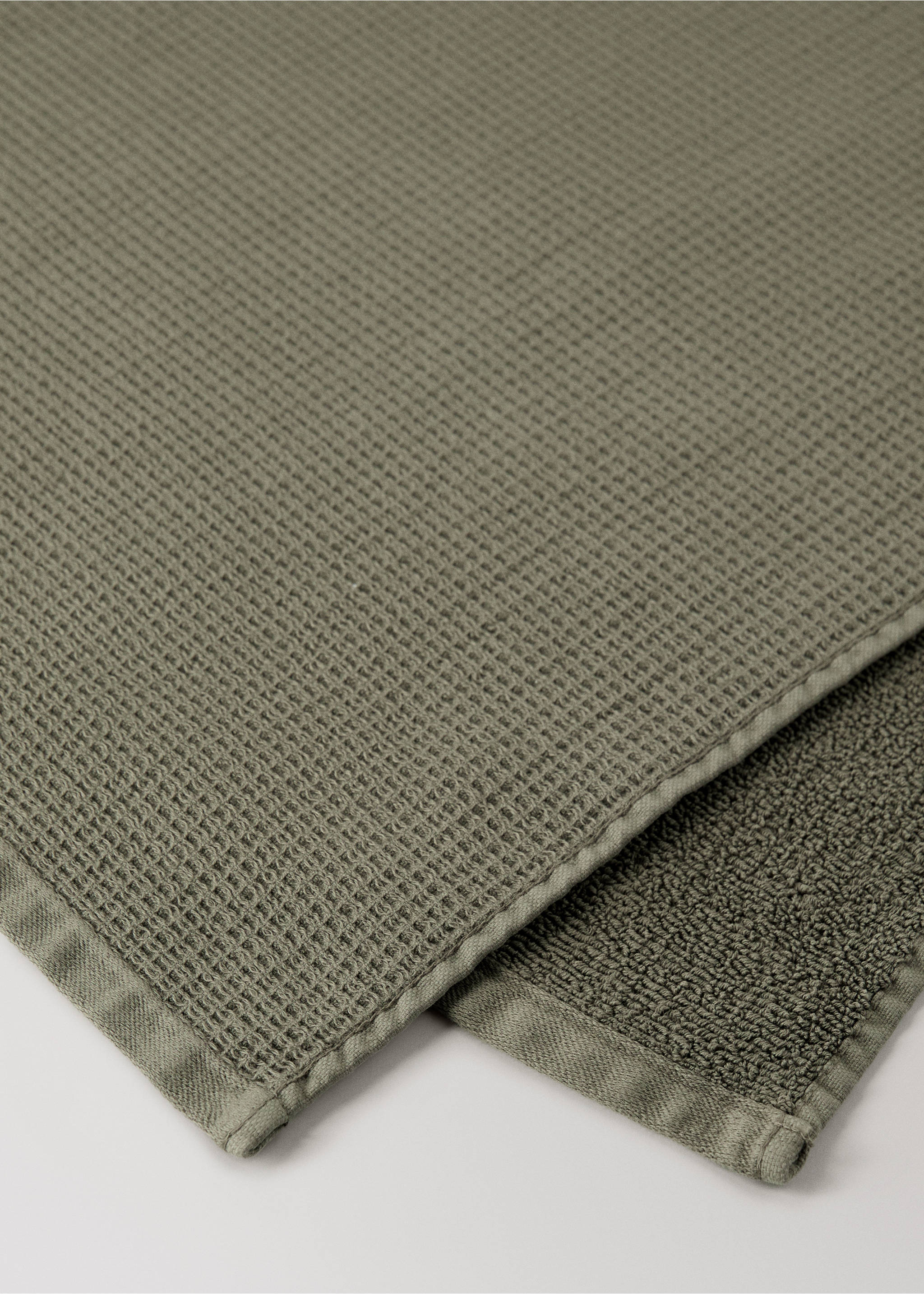 Reversible cotton guest towel - Details of the article 1, Olive Green. Ref: 17021599-00.