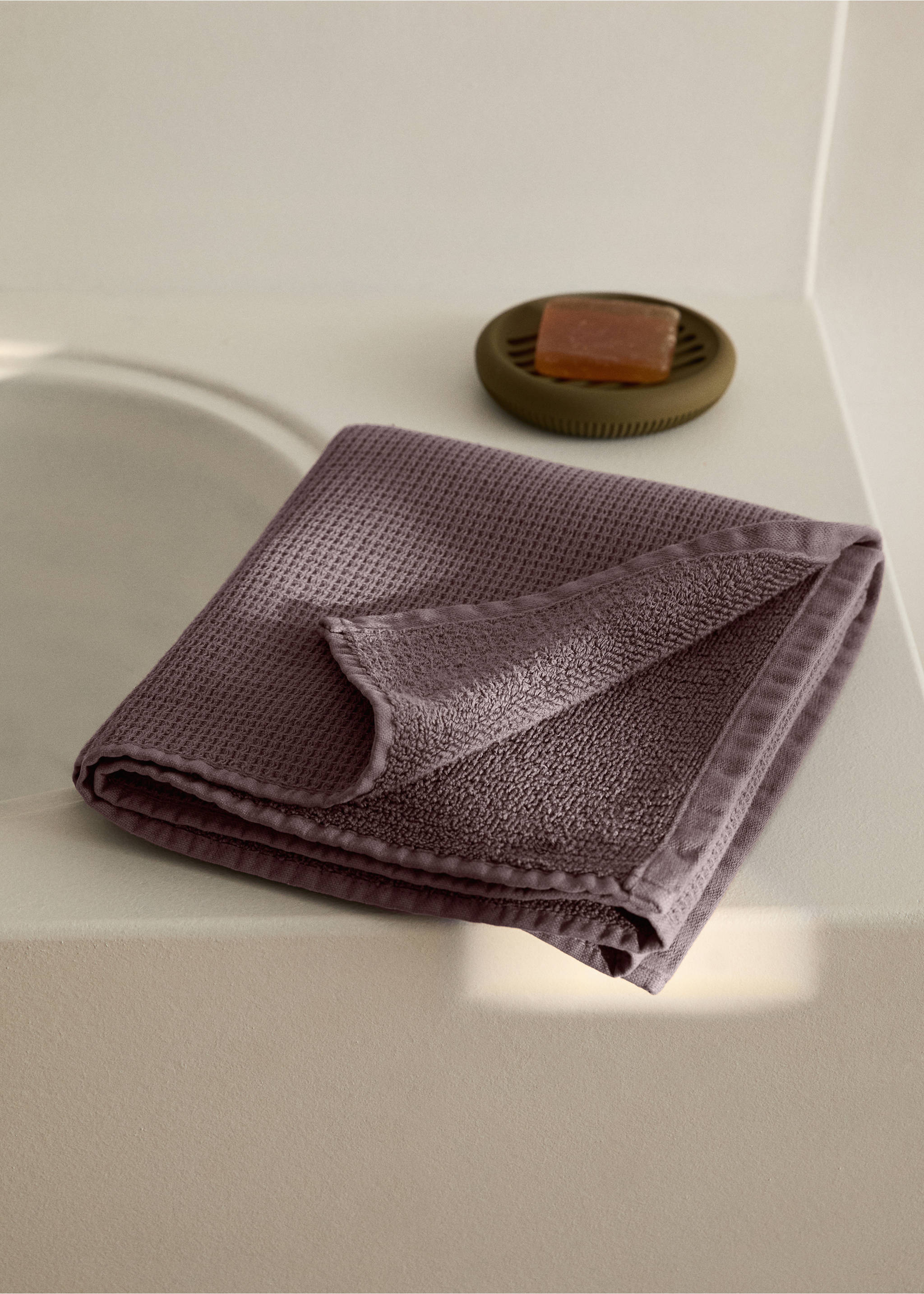 Reversible cotton washbasin towel - General plane, Blackberry. Ref: 17021600-00.