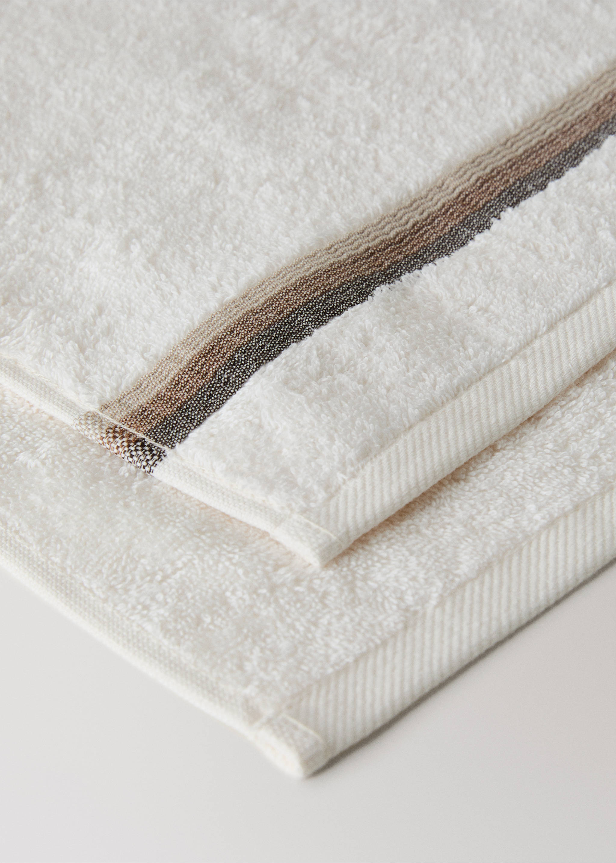 Washbasin towel with striped trim - Details of the article 2, Sand. Ref: 17021603-00.