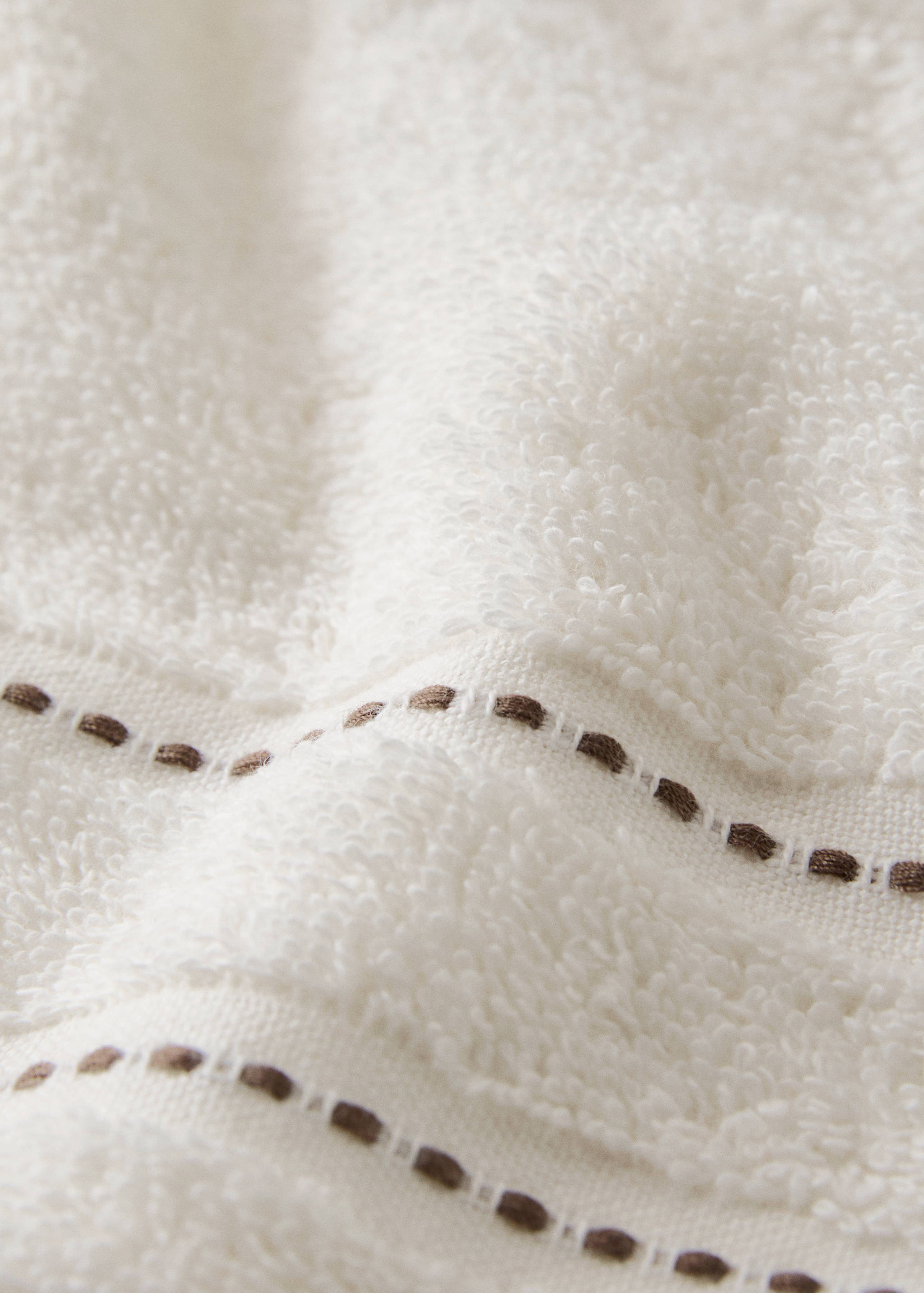 Cotton guest towel with embroidered dots - Details of the article 1