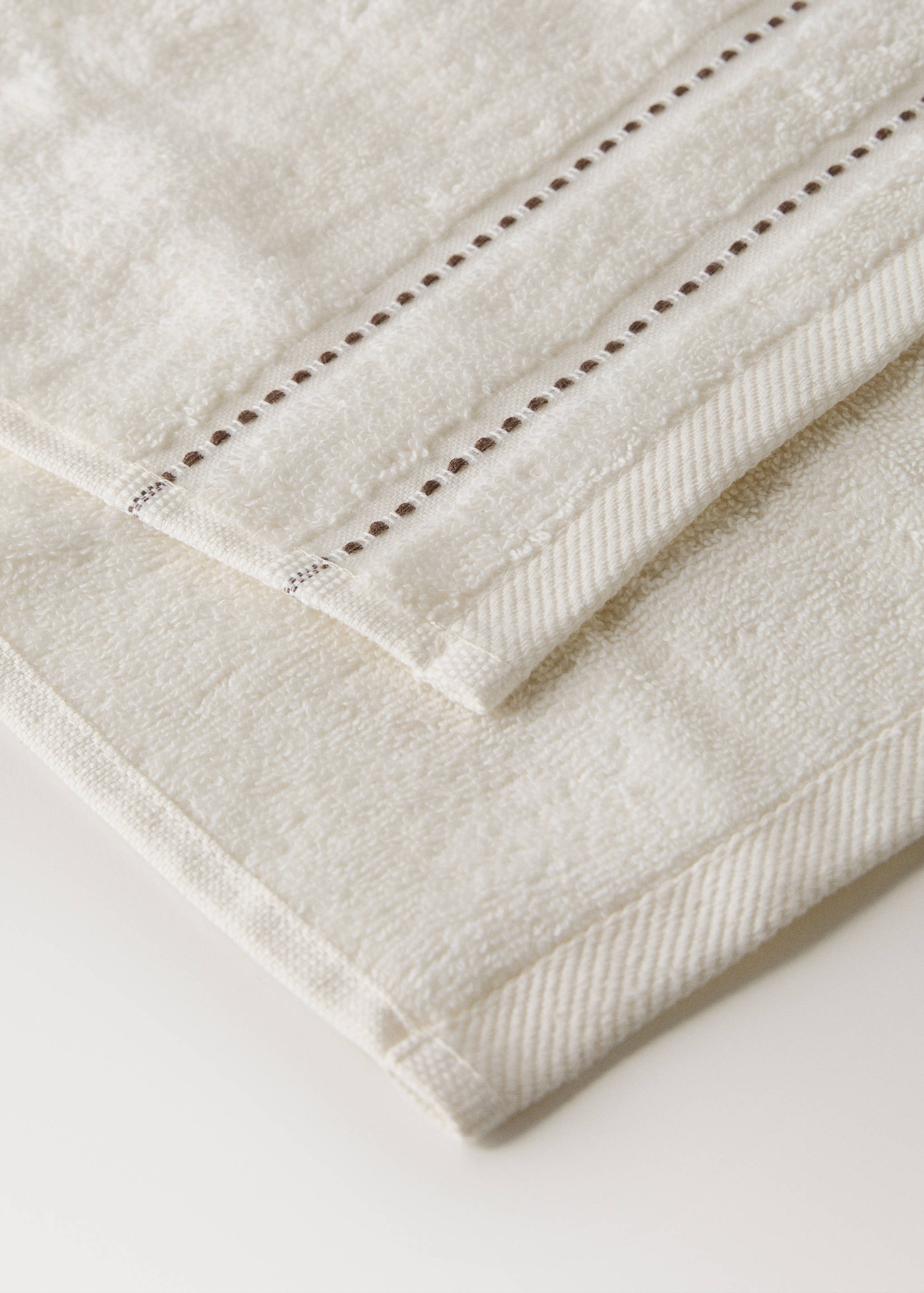 Cotton guest towel with embroidered dots - Details of the article 2