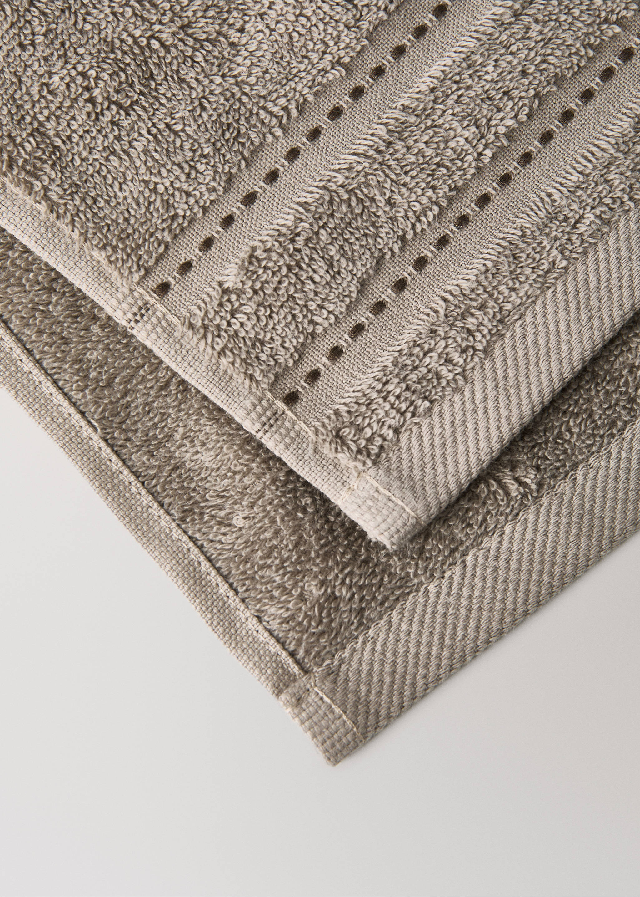 Cotton guest towel with embroidered dots - Details of the article 2, Medium Brown. Ref: 17021605-00.