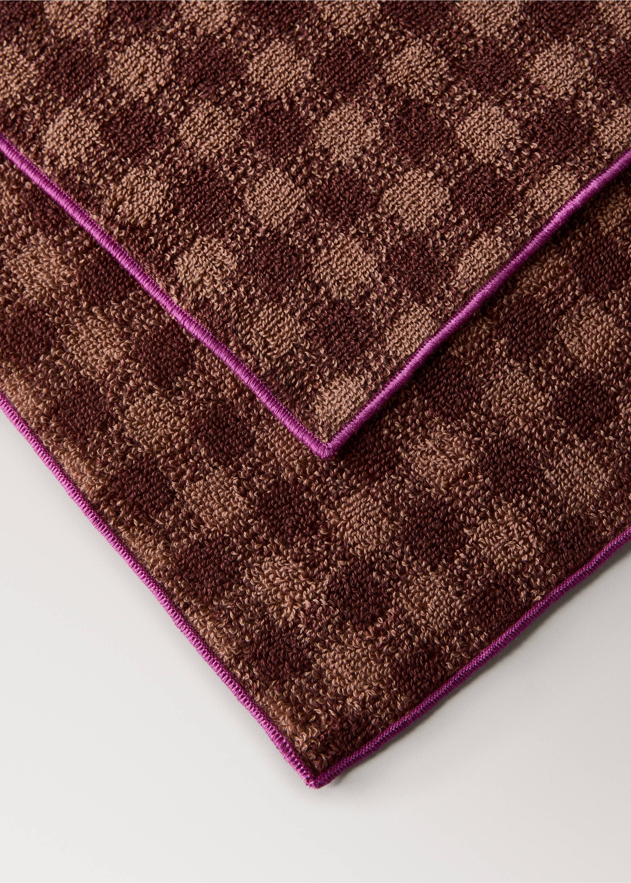 Cotton check-print guest towel with overlock stitching - Details of the article 2, Burnt Orange. Ref: 17021614-00.