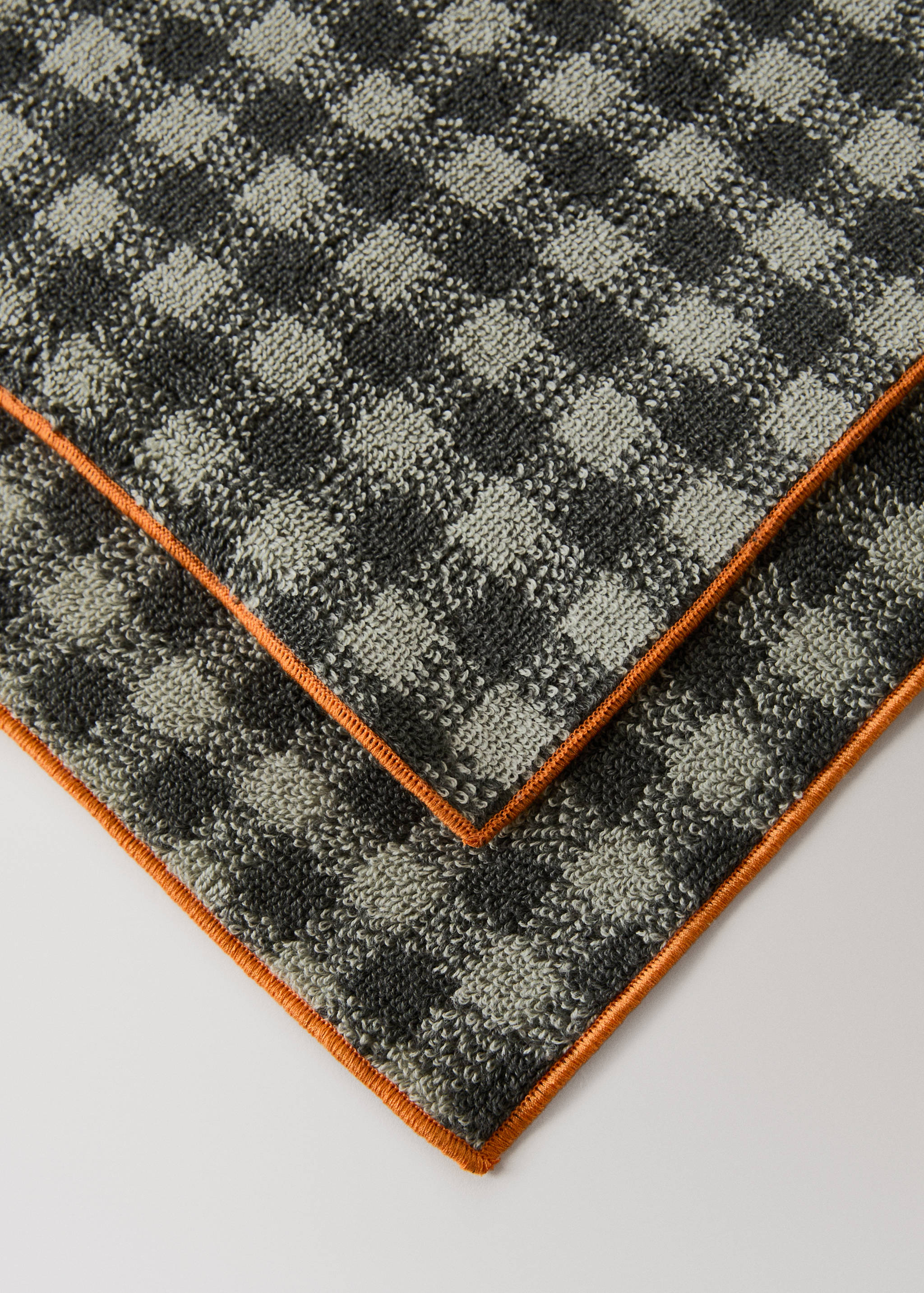 Cotton check-print guest towel with overlock stitching - Details of the article 1