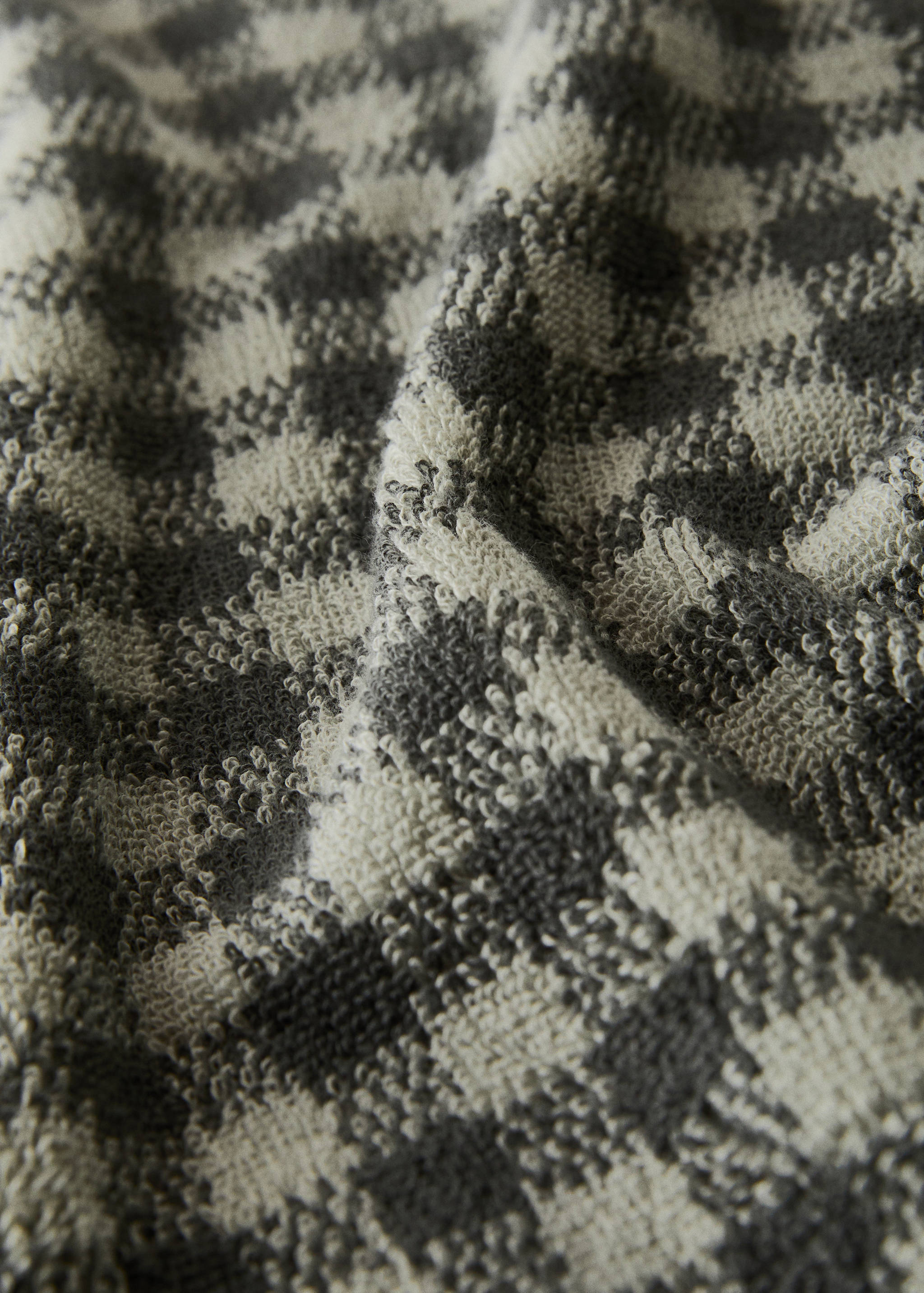 Cotton check-print guest towel with overlock stitching - Details of the article 2