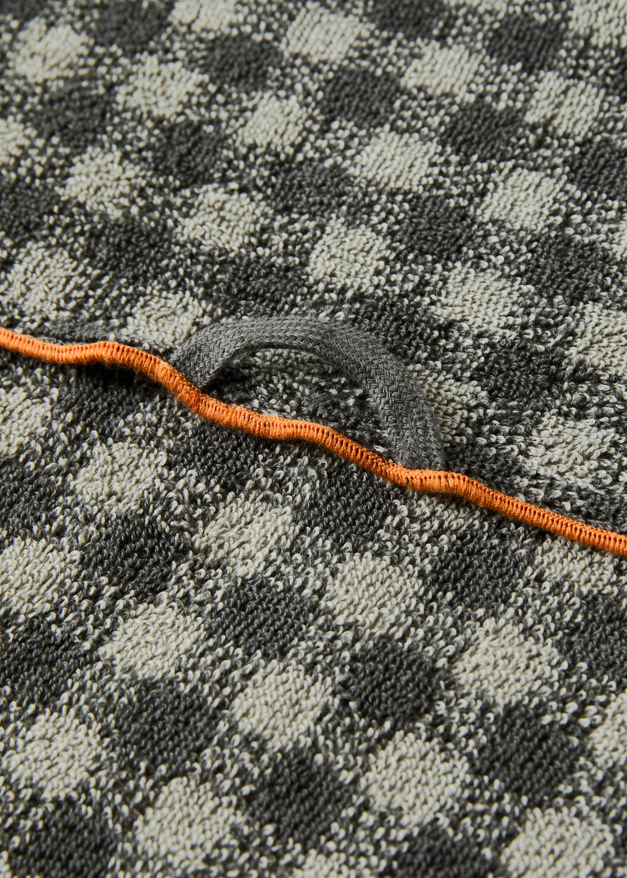 Cotton check-print guest towel with overlock stitching - Details of the article 3