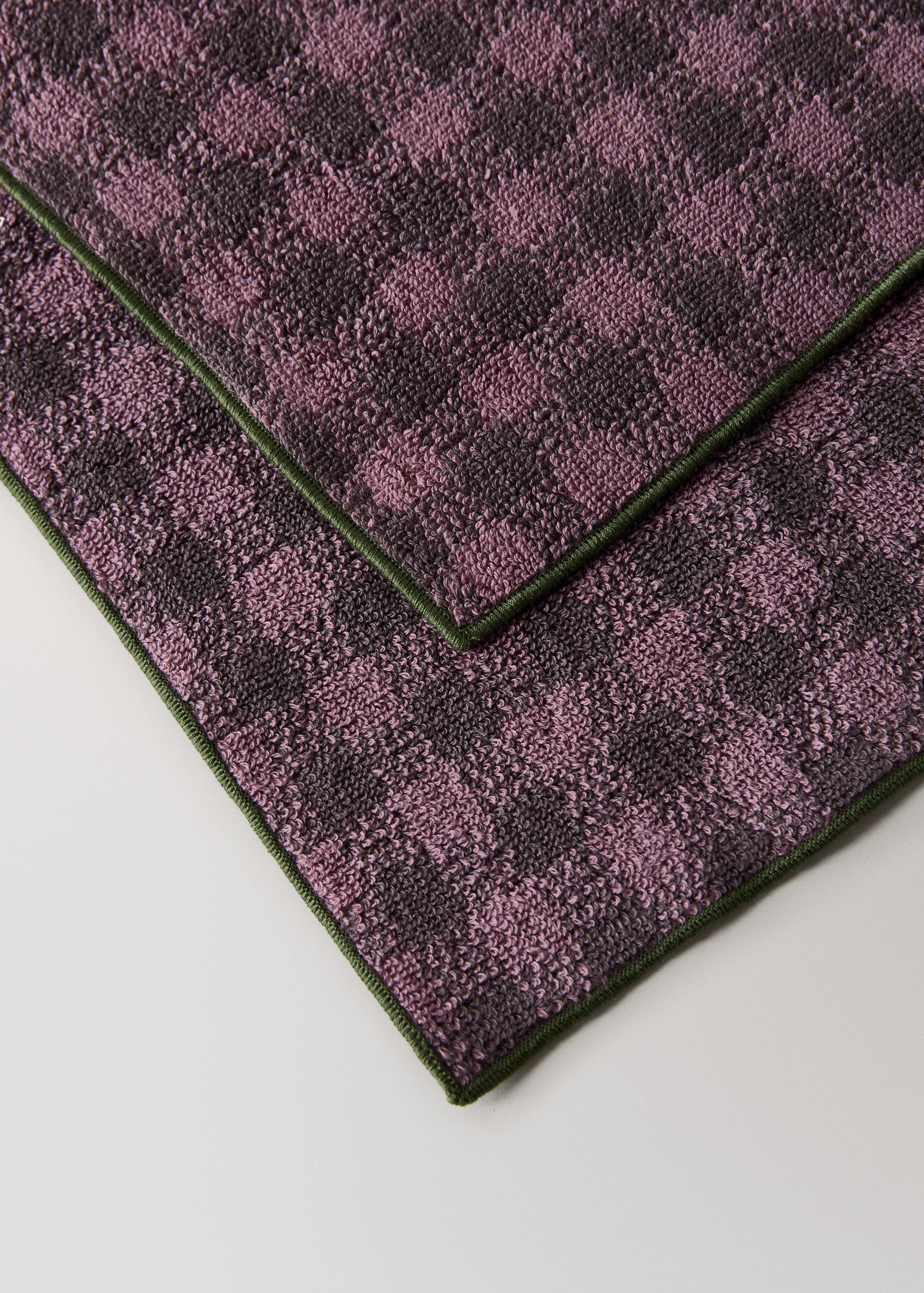 Cotton check-print guest towel with overlock stitching - Details of the article 2