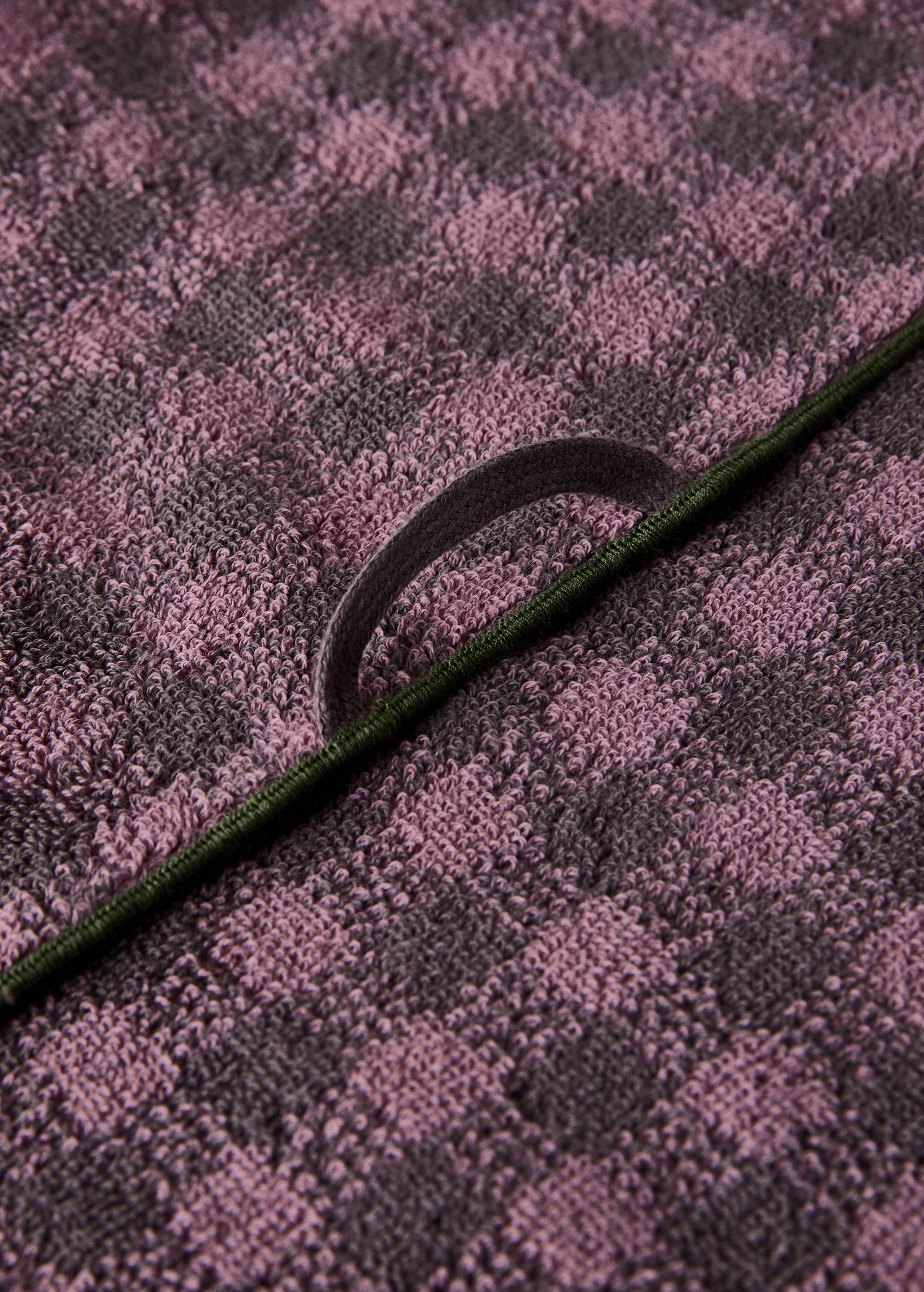 Cotton check-print guest towel with overlock stitching - Details of the article 3