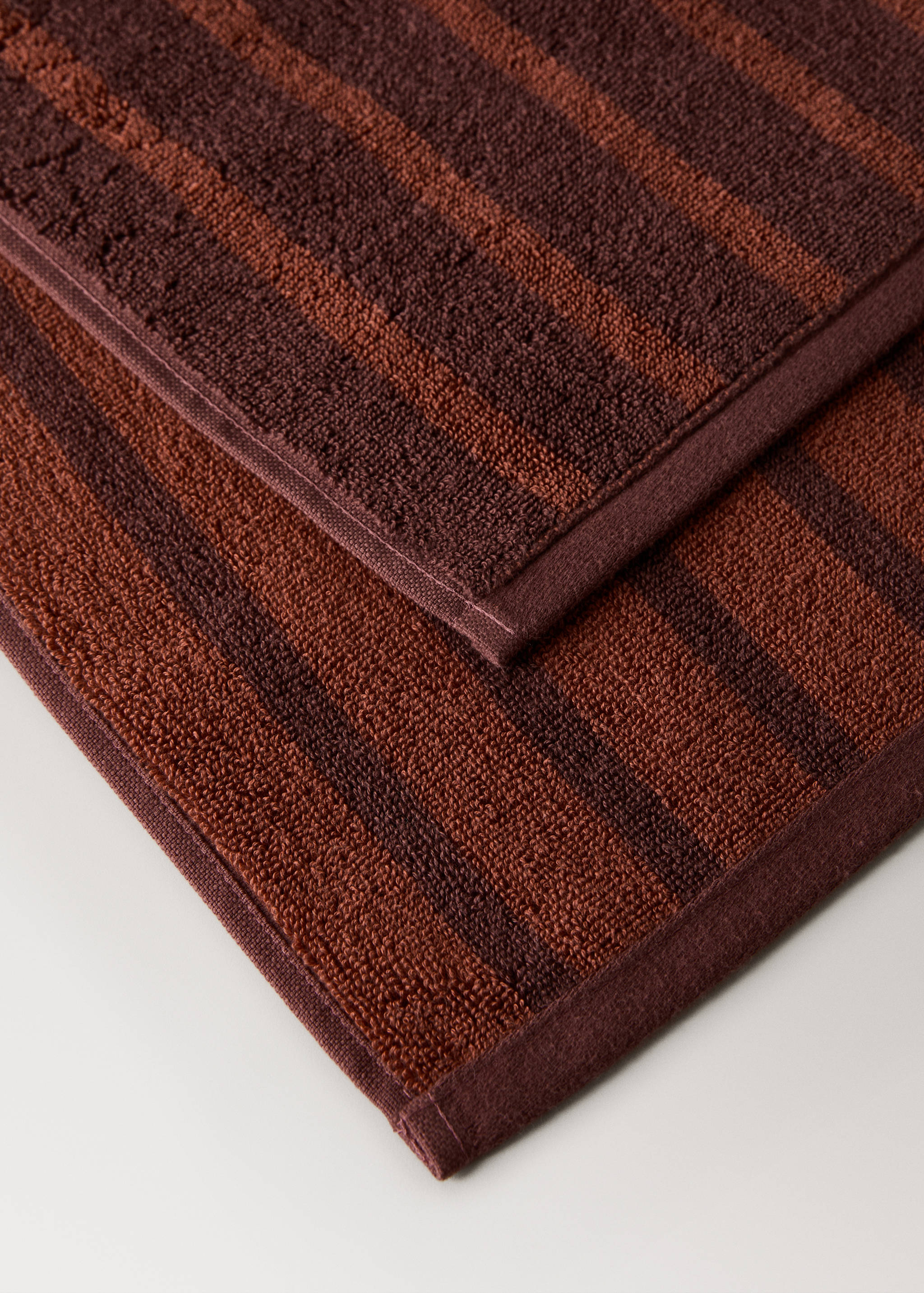 Cotton washbasin towel with two-tone stripes - Details of the article 2