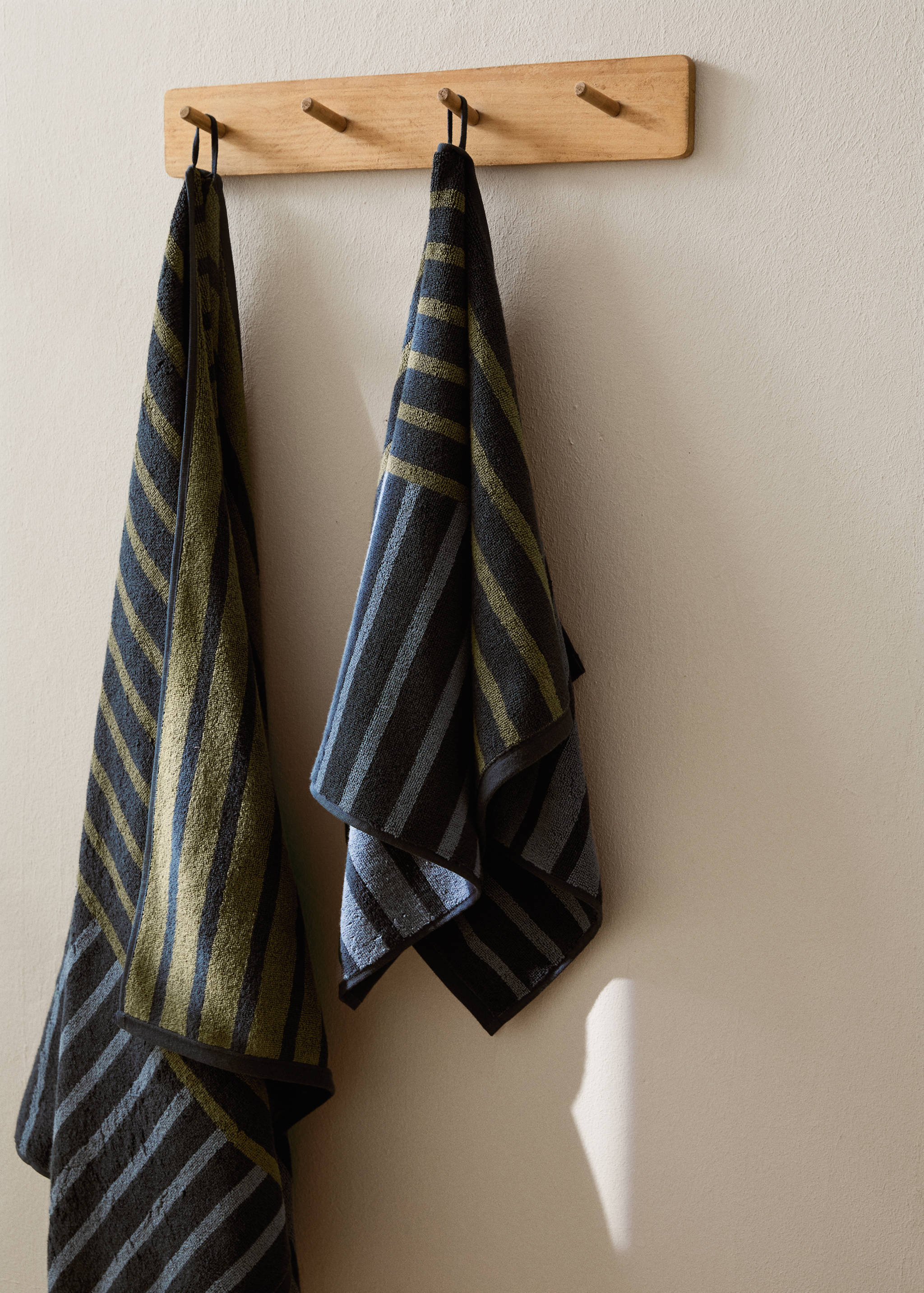 Cotton washbasin towel with two-tone stripes - General plane
