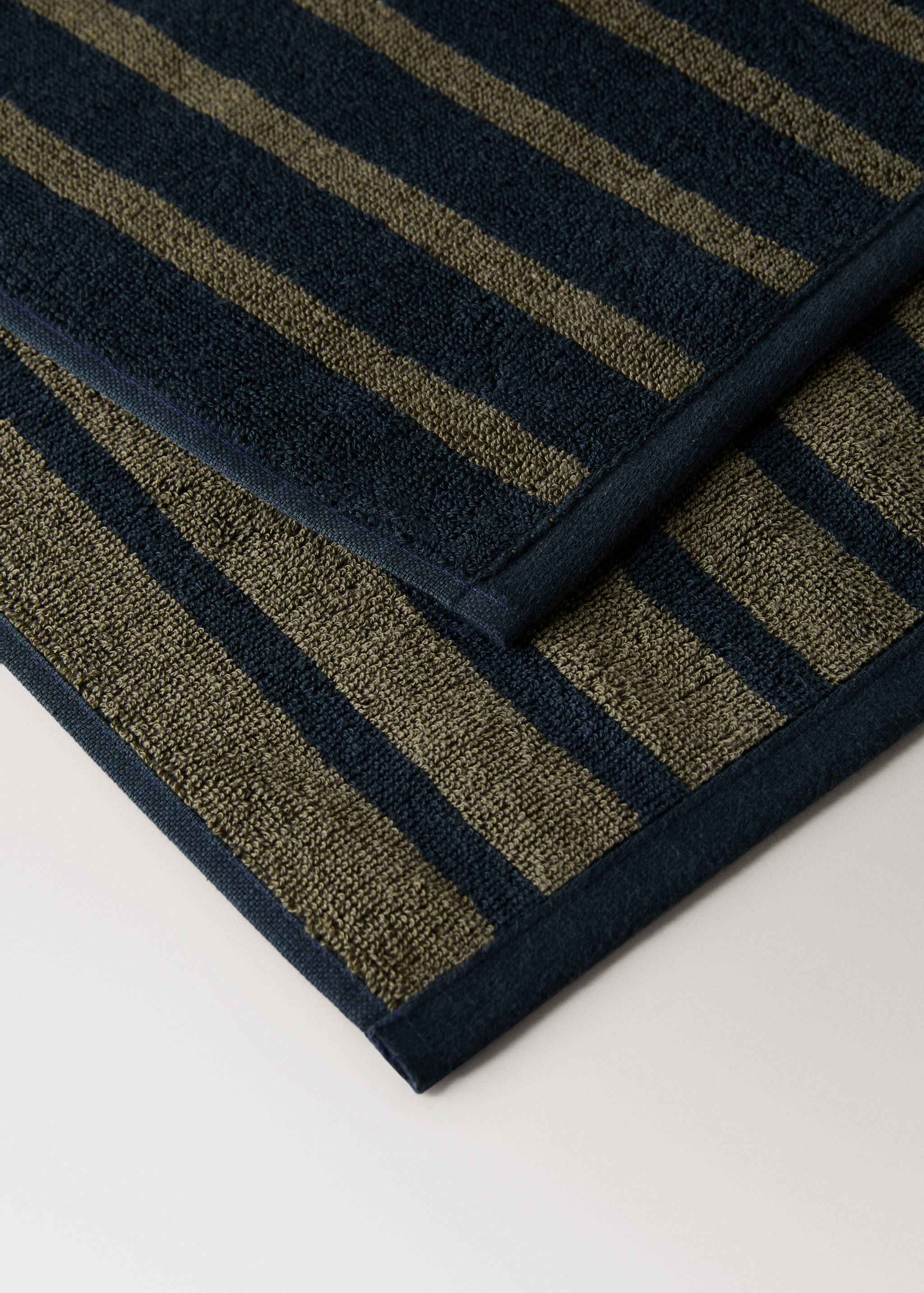Cotton washbasin towel with two-tone stripes - Details of the article 2