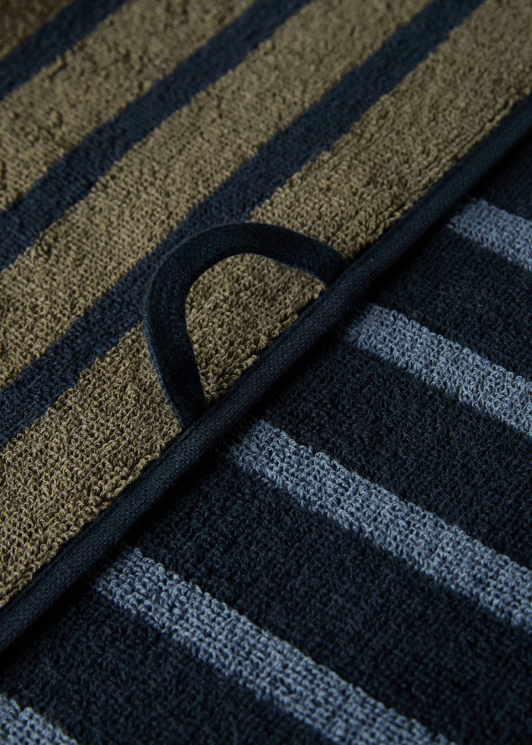 Cotton washbasin towel with two-tone stripes - Details of the article 3