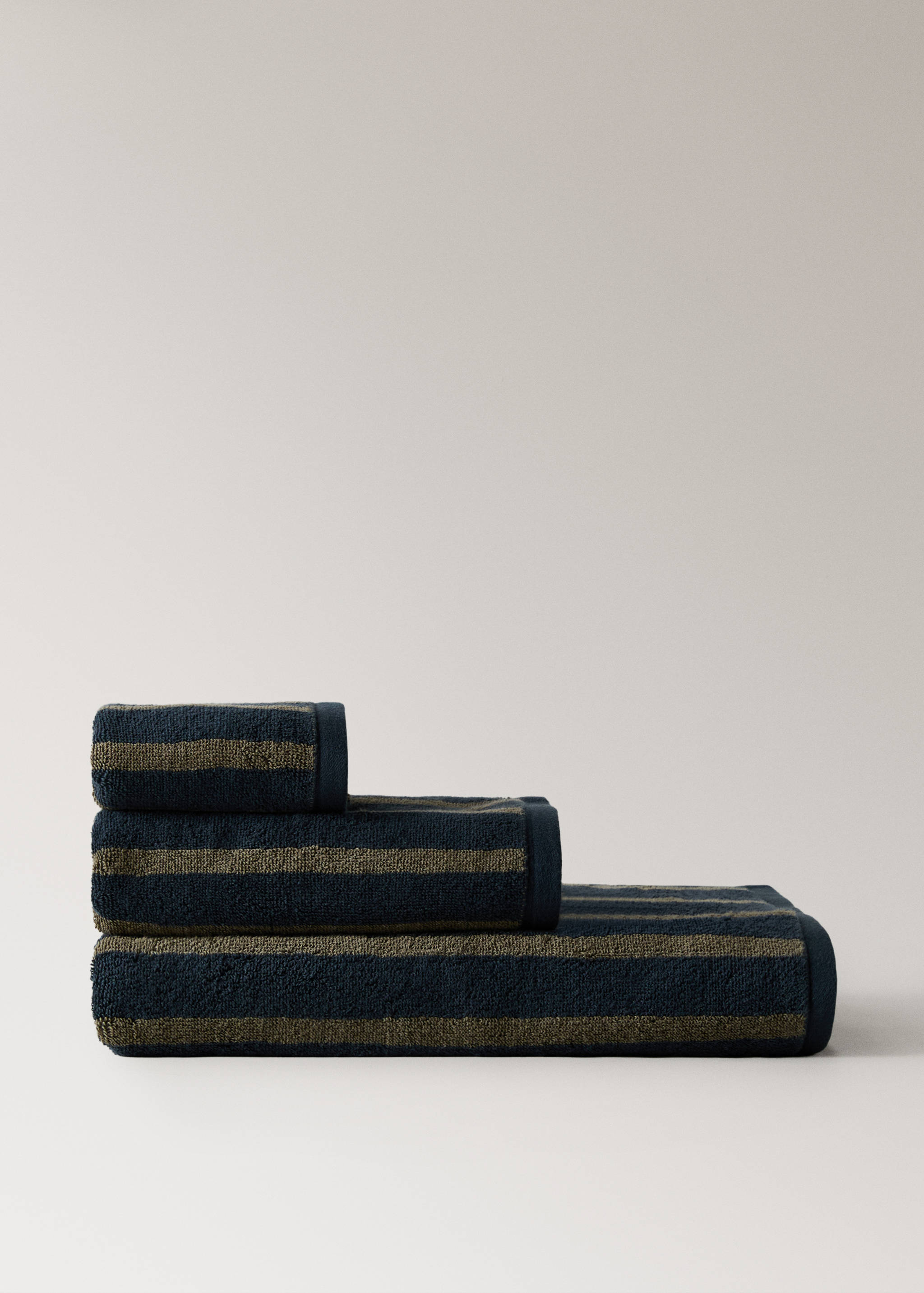 Cotton washbasin towel with two-tone stripes - Article without model