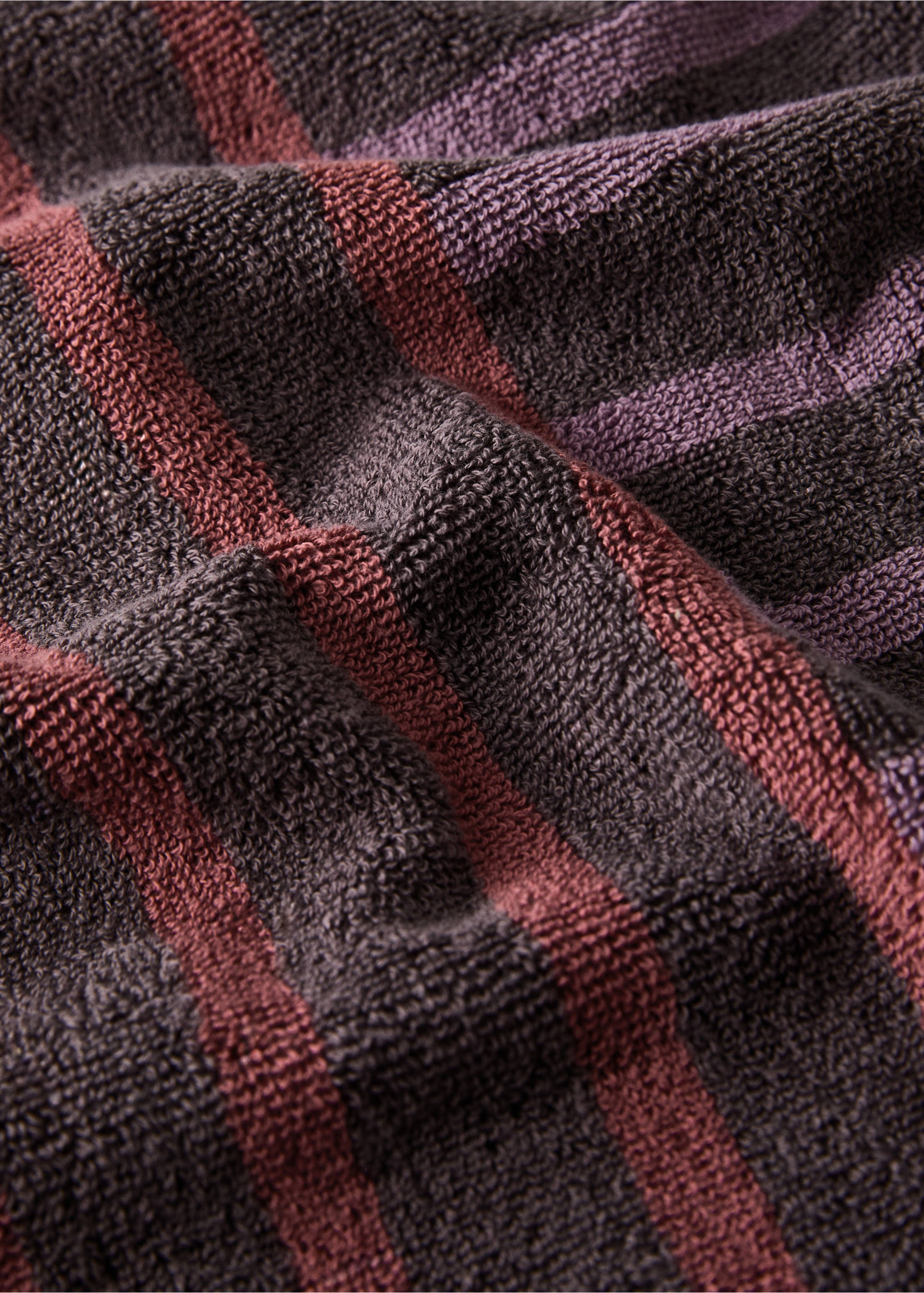 Cotton washbasin towel with two-tone stripes - Details of the article 1, Purple. Ref: 17021618-00.