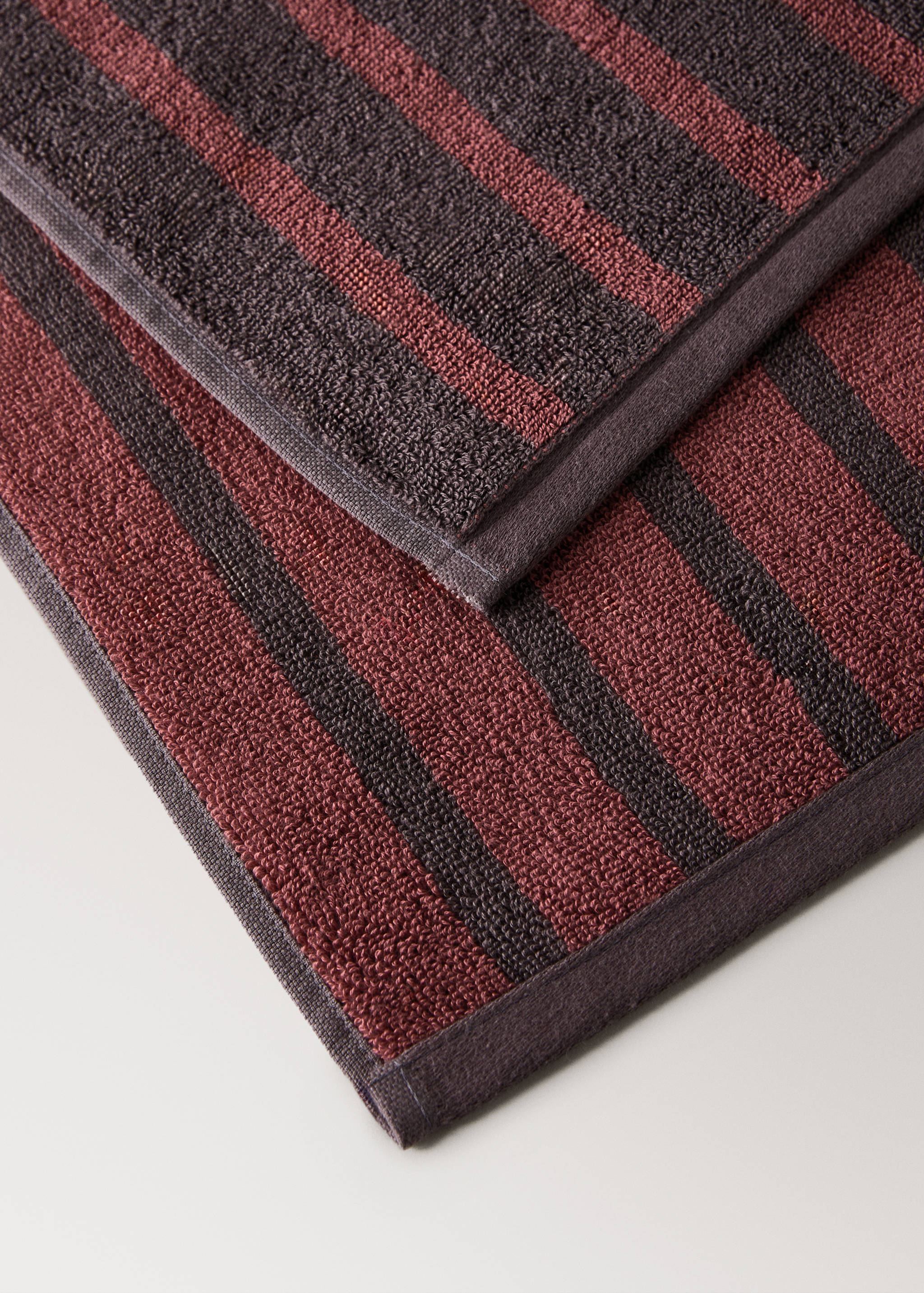 Cotton washbasin towel with two-tone stripes - Details of the article 2