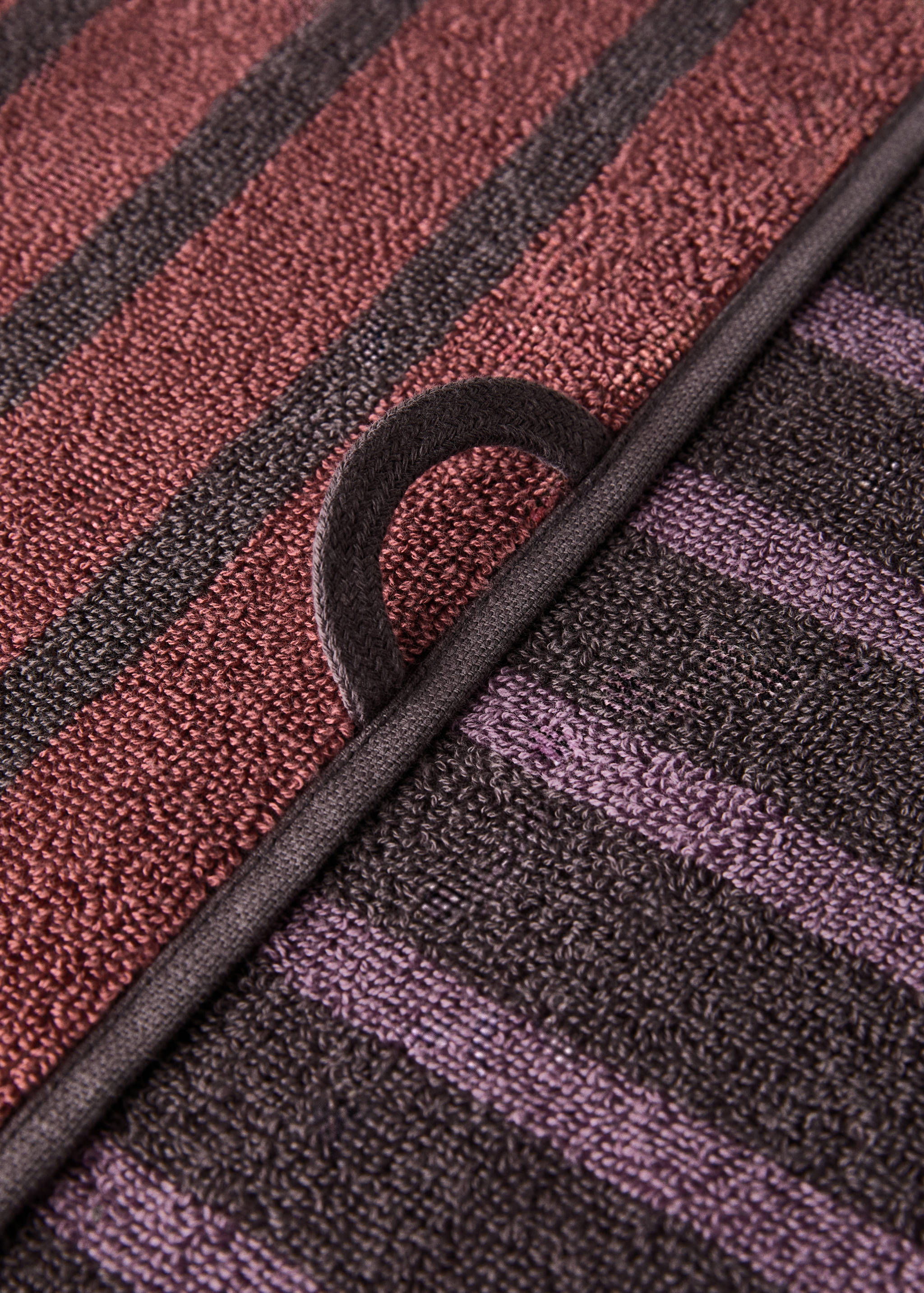 Cotton washbasin towel with two-tone stripes - Details of the article 3