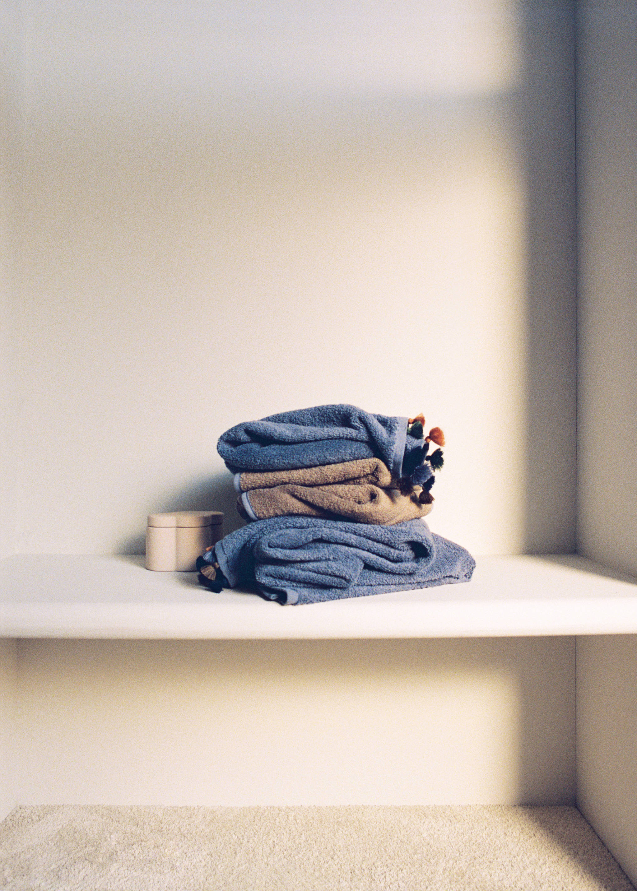 Cotton children's multi-coloured hand towel with pompoms - Details of the article 5