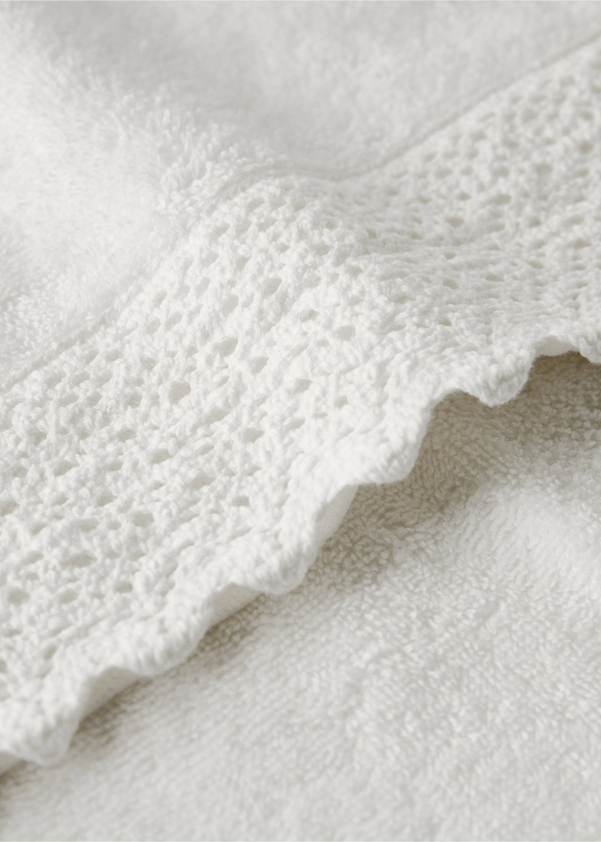 100% cotton bath towel with lace trim - Details of the article 1, Ecru. Ref: 17021635-00.