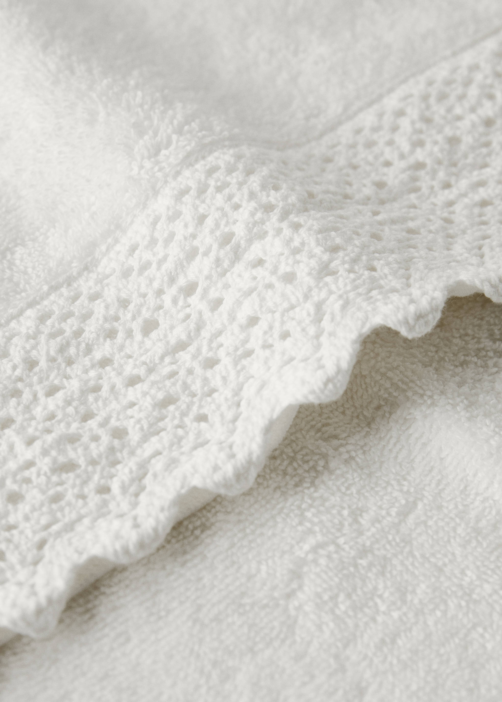 100% cotton bath towel with lace trim - Details of the article 1