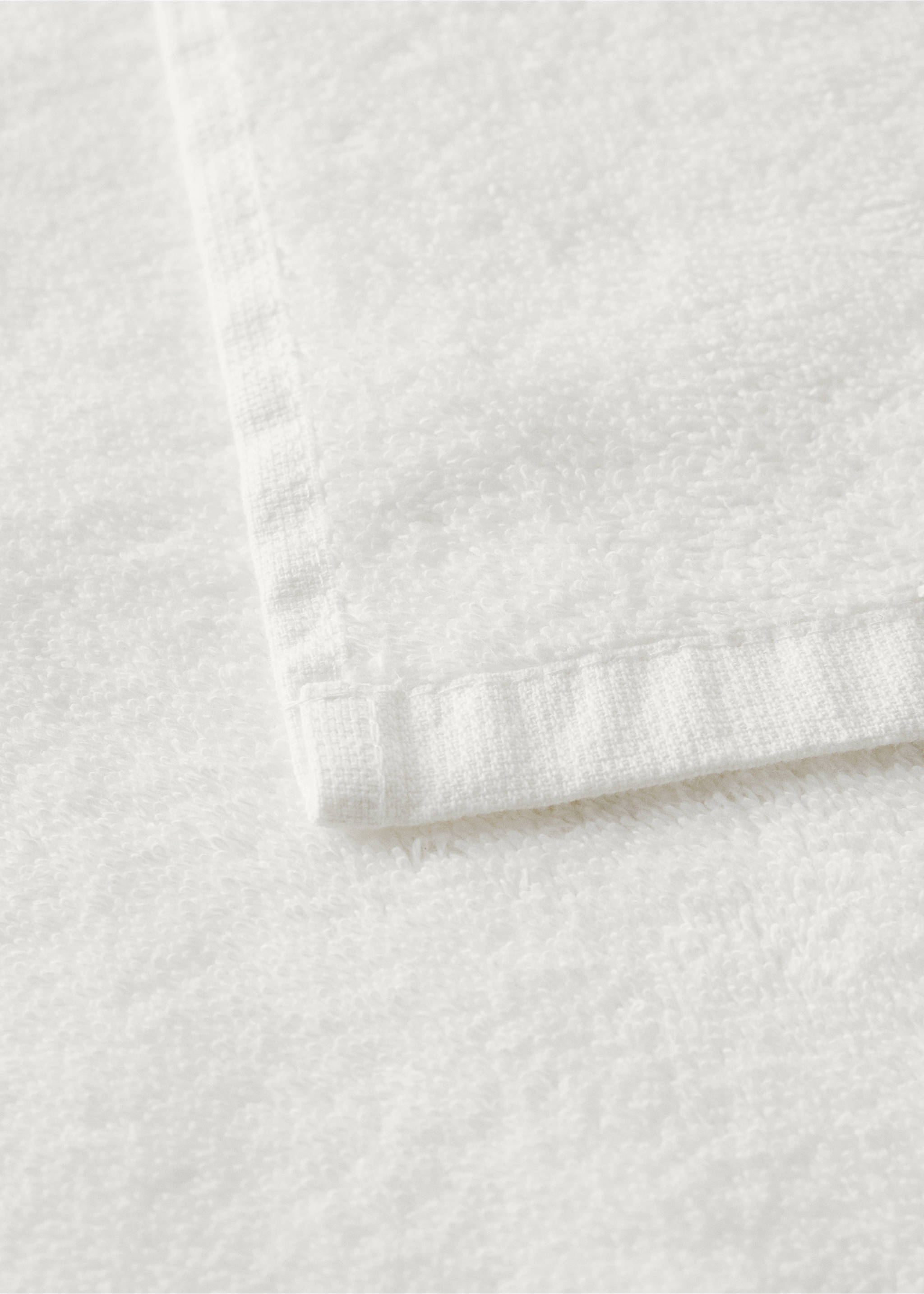 100% cotton bath towel with lace trim - Details of the article 2, Ecru. Ref: 17021635-00.