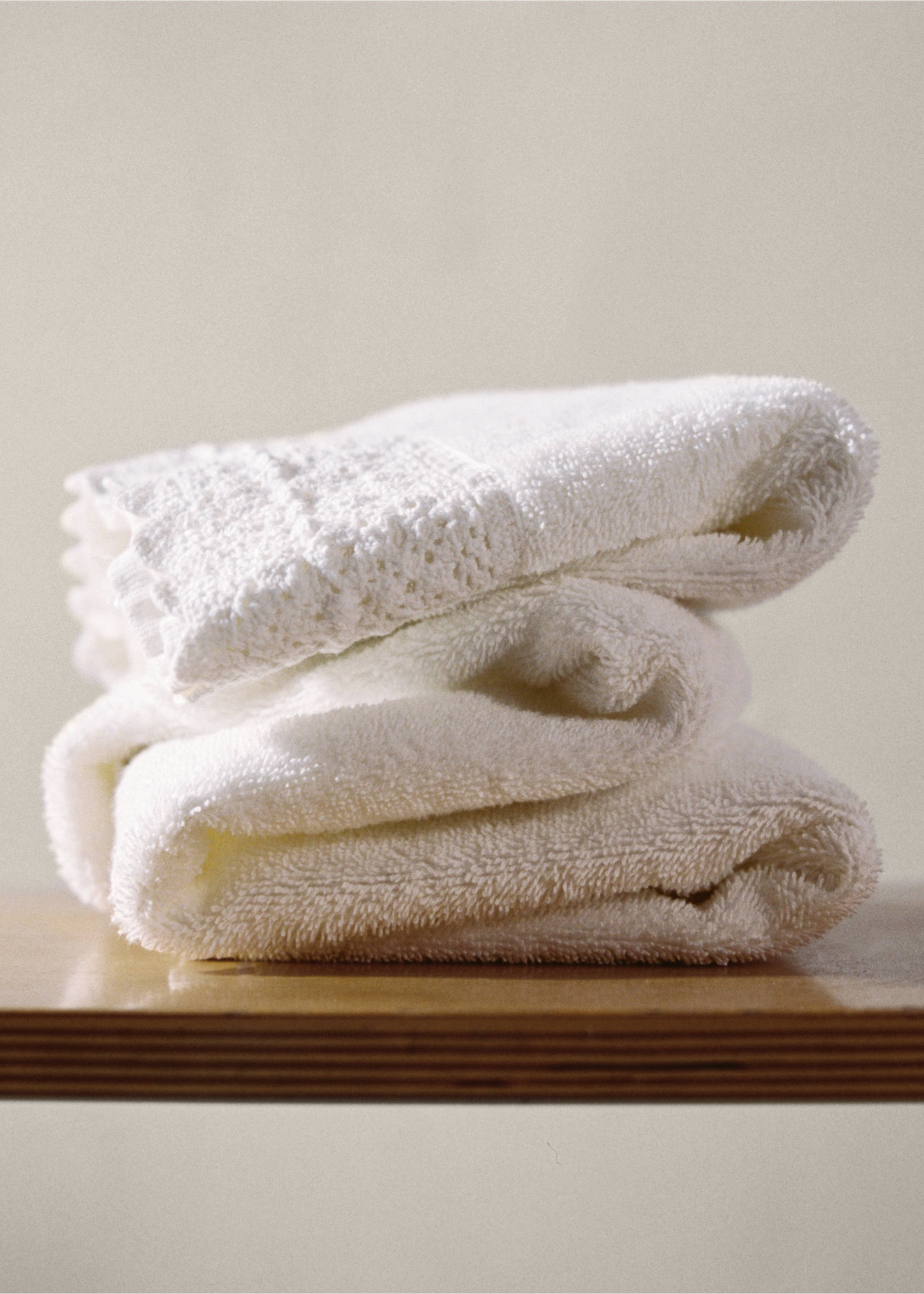 100% cotton bath towel with lace trim - Details of the article 6, Ecru. Ref: 17021635-00.
