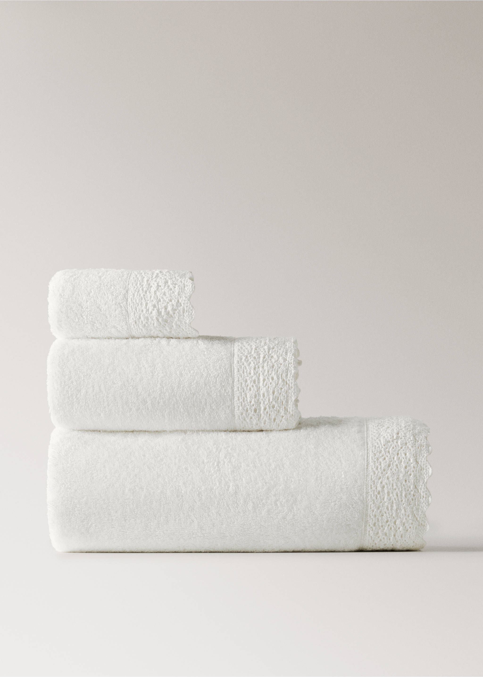 100% cotton bath towel with lace trim - Article without model, Ecru. Ref: 17021635-00.