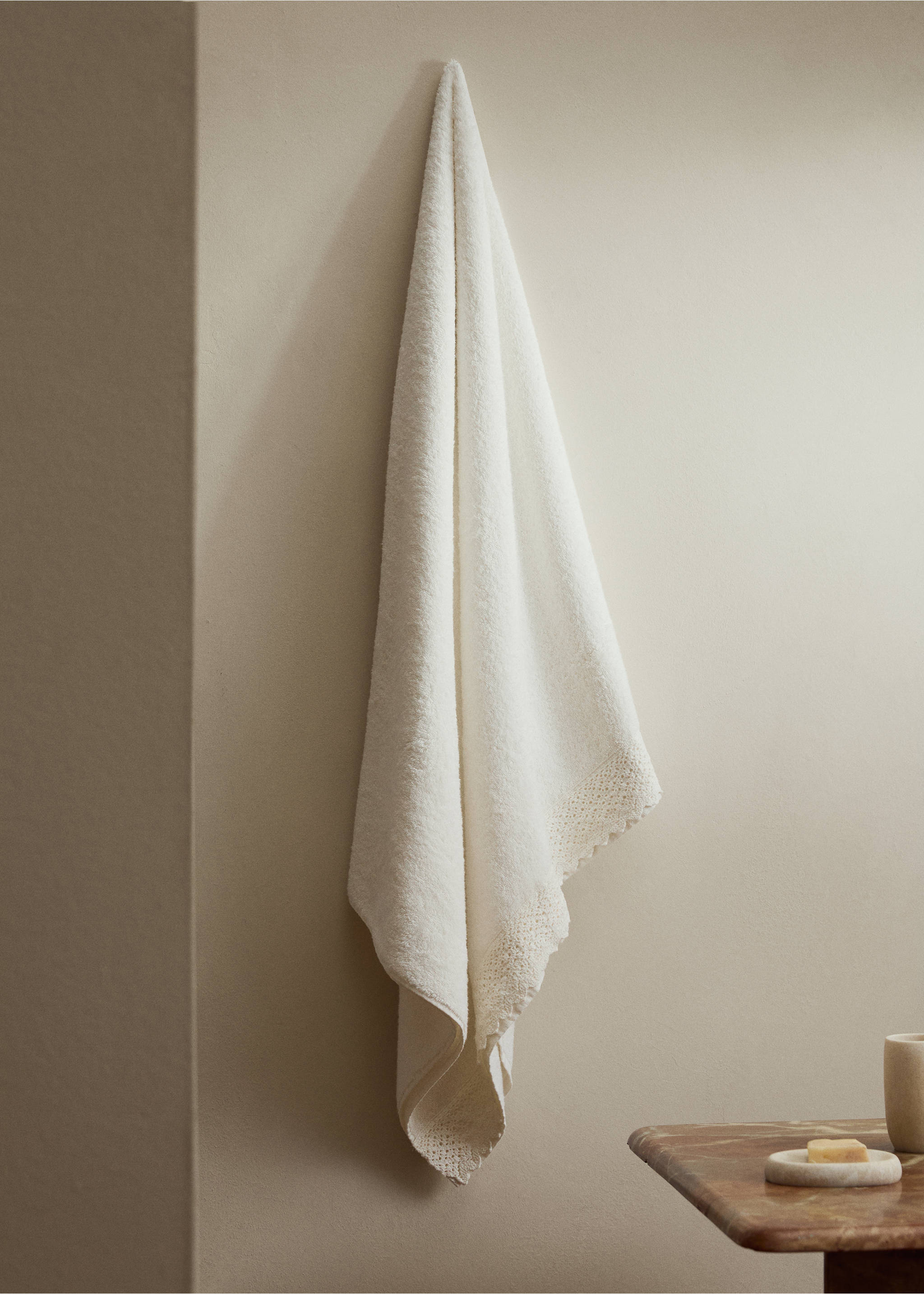 100% cotton bath towel with lace trim - General plane, Light Heather Grey. Ref: 17021635-00.