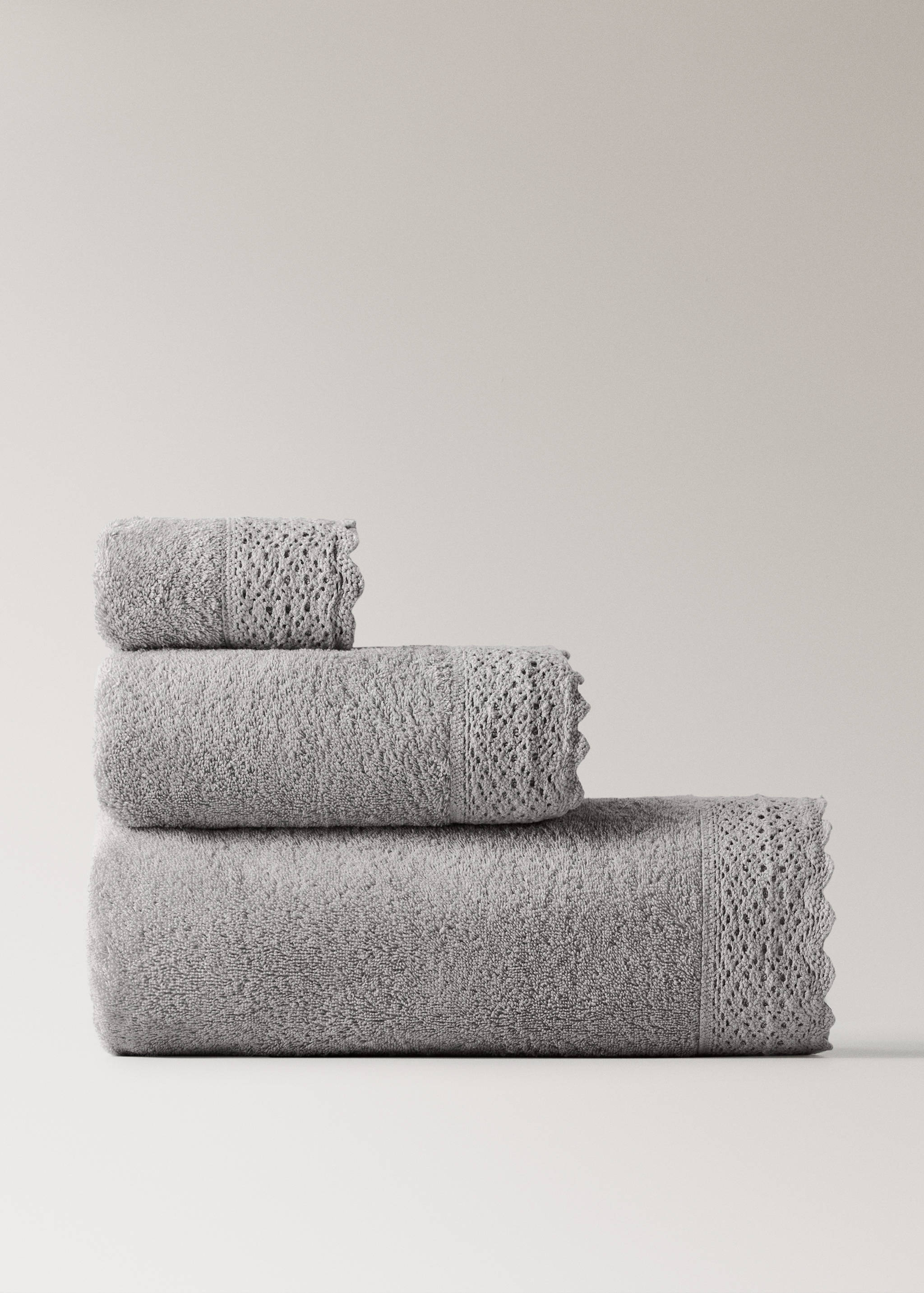 100% cotton bath towel with lace trim - Article without model