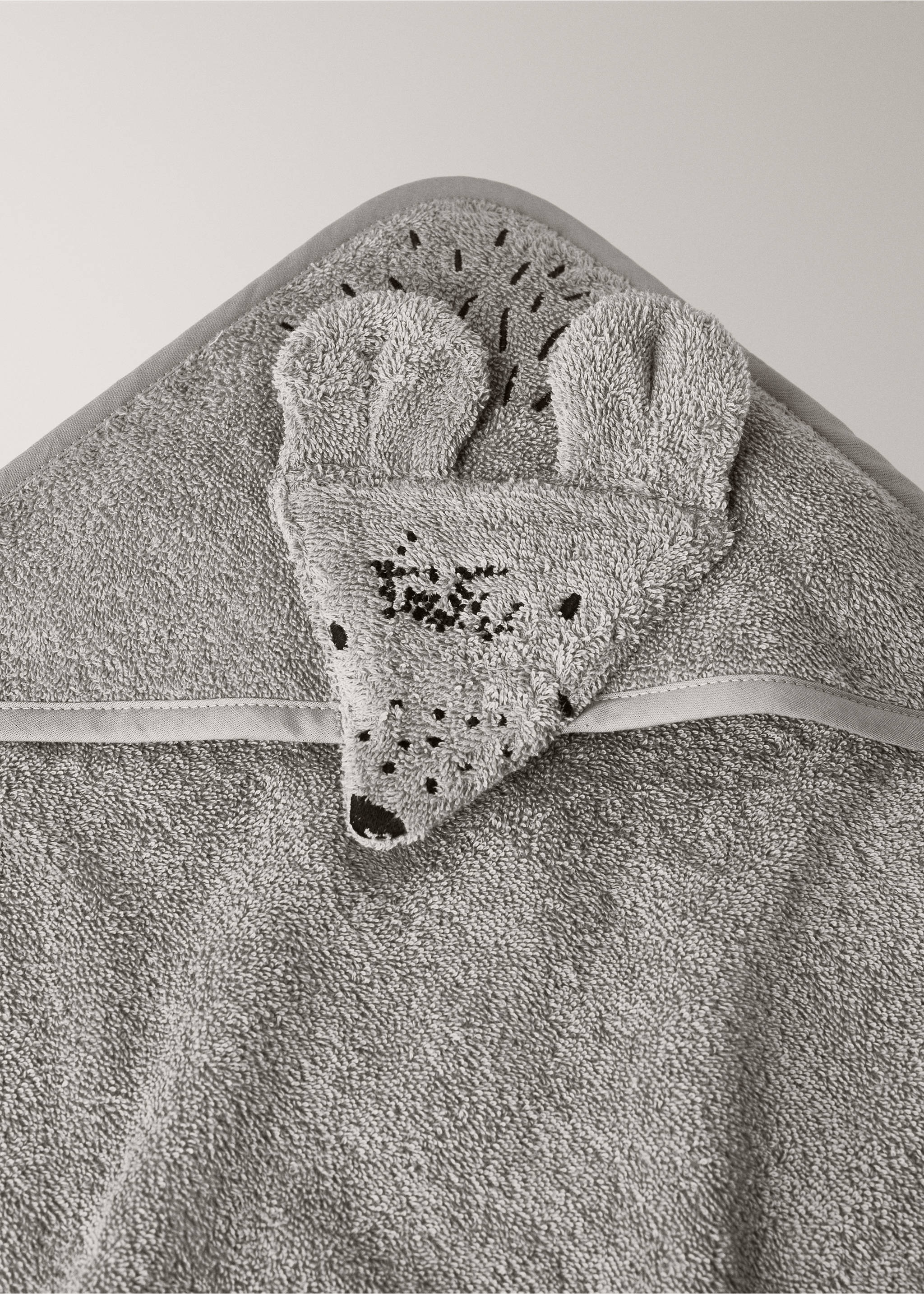 Grey hooded baby towel in terry cloth with an embroidered animal face detail., Medium Brown. Ref: 17021638-00.