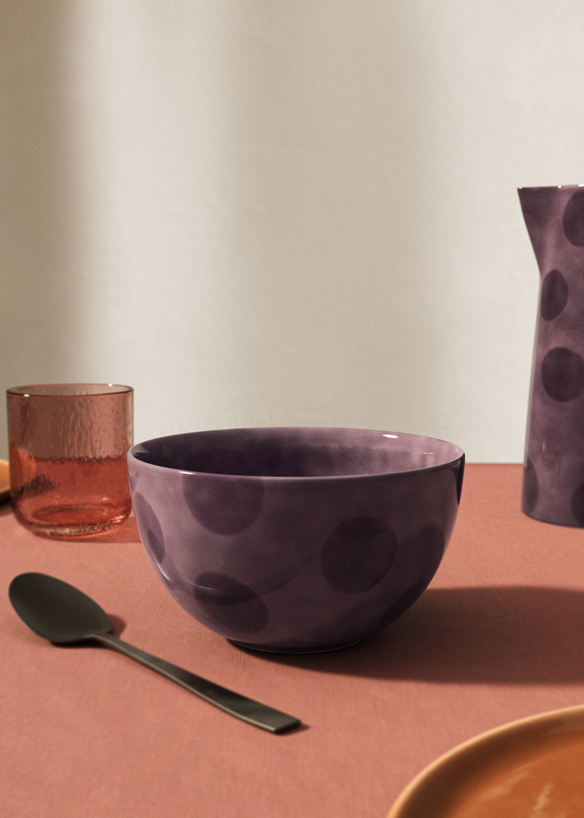 Hand-painted stoneware bowl with spots - General plane