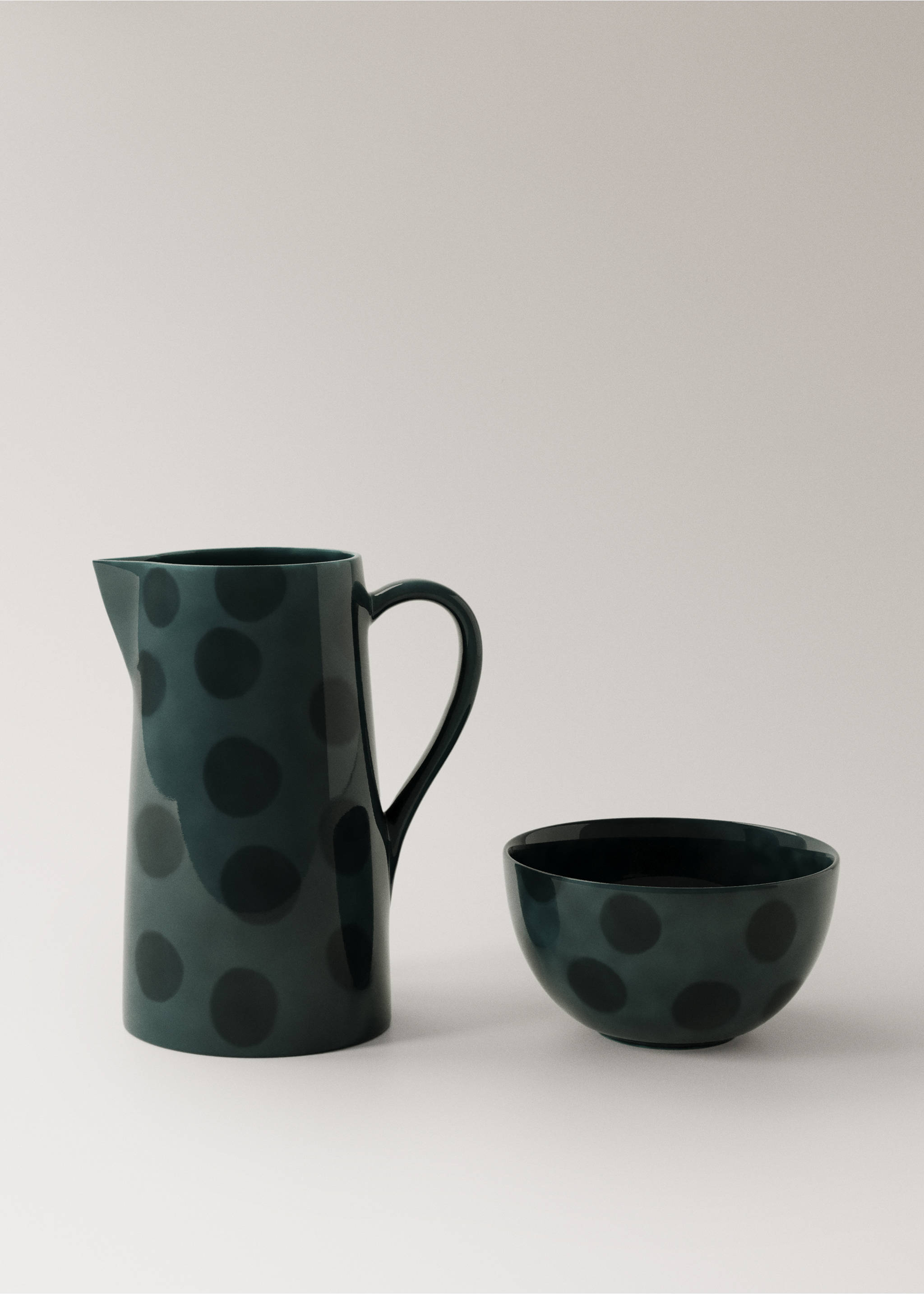 Hand-painted stoneware bowl with spots - Details of the article 3, Charcoal. Ref: 17022035-00.