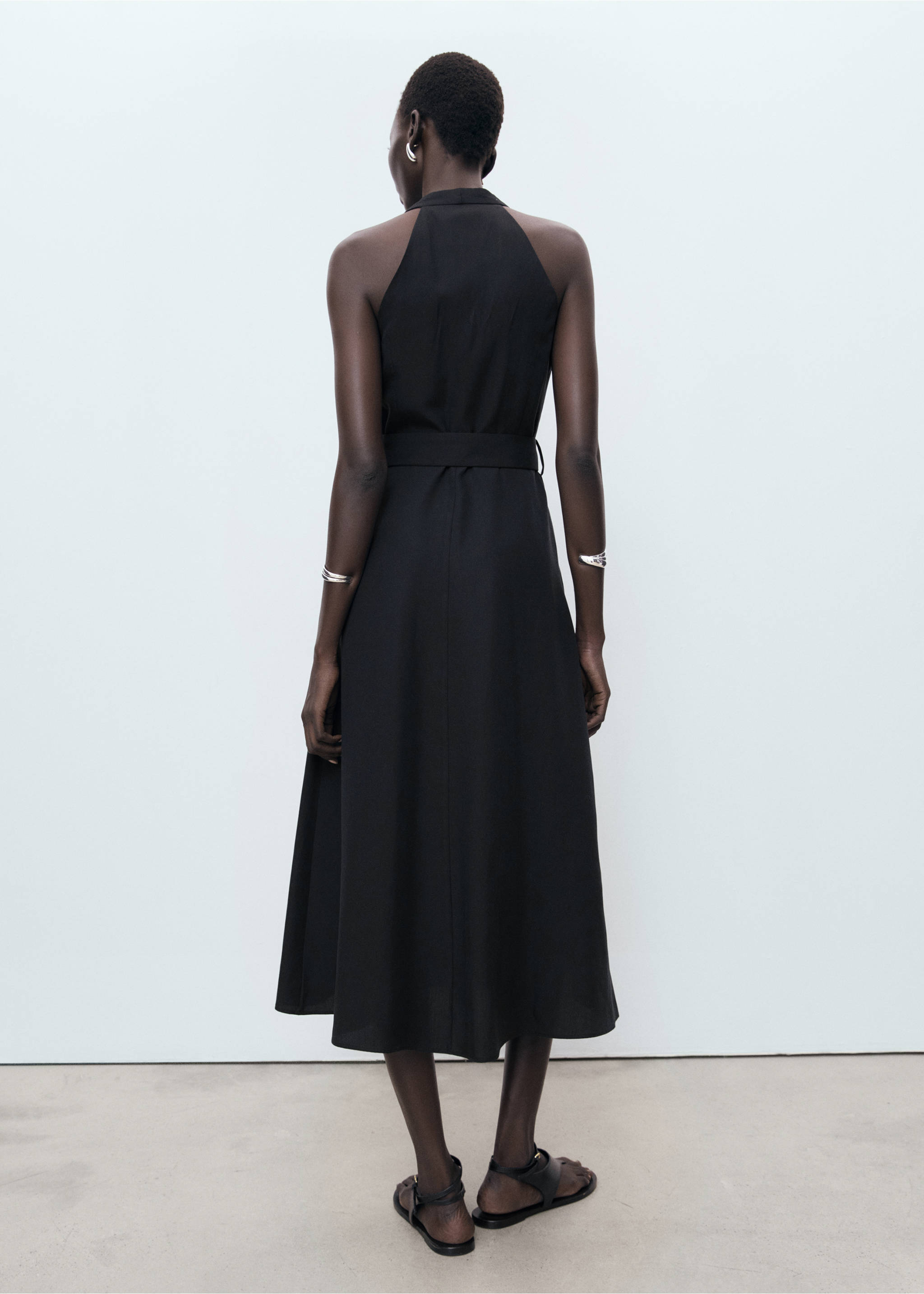 Lyocell-Kleid mit Gürtel - Rückseite des Artikels, Schwarz. Ref: 17022536-00.