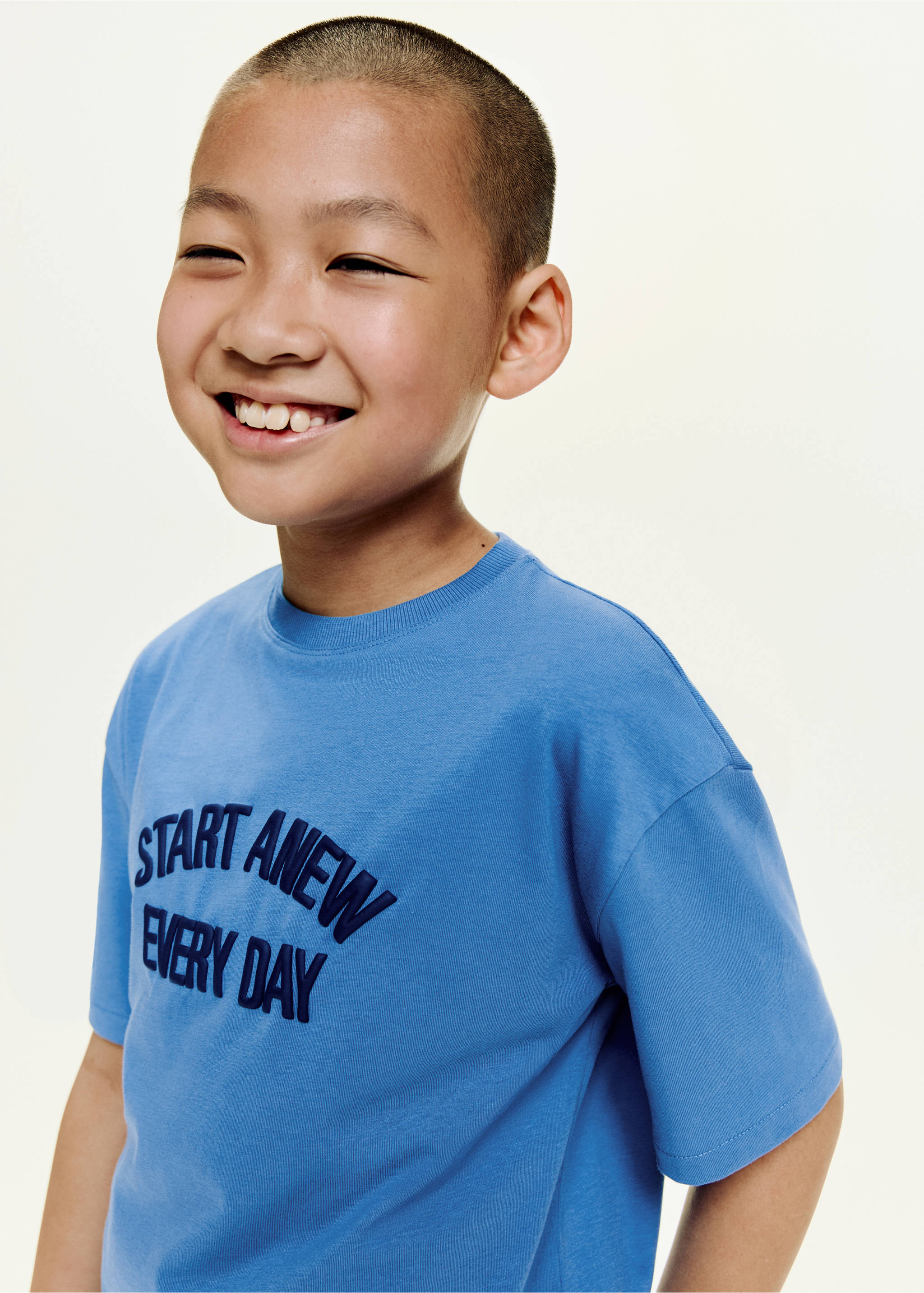 Embossed design T-shirt - Details of the article 1, Vibrant blue. Ref: 17022544-00.