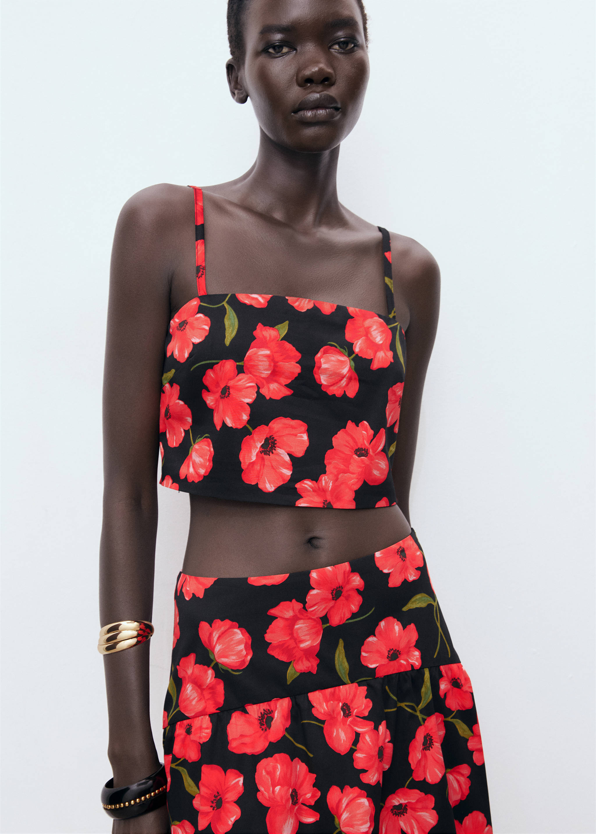 Crop top à fleurs - Plan moyen