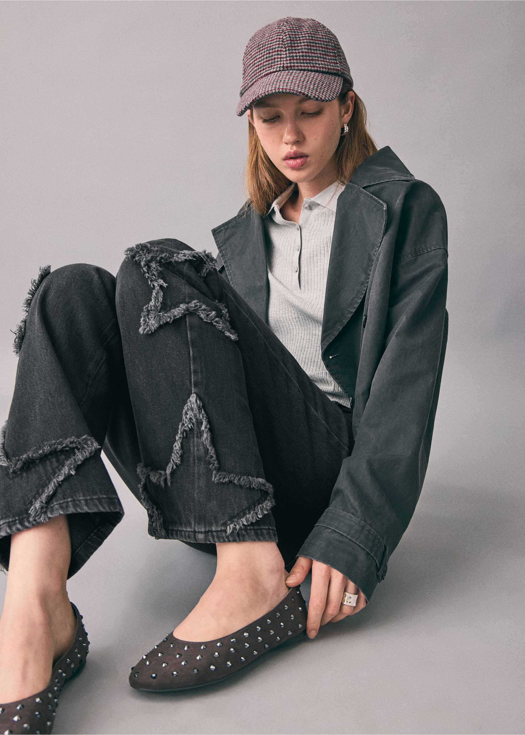 Straight-leg jeans with star embroidery - Details of the article 1, Black denim. Ref: 17022914-00.
