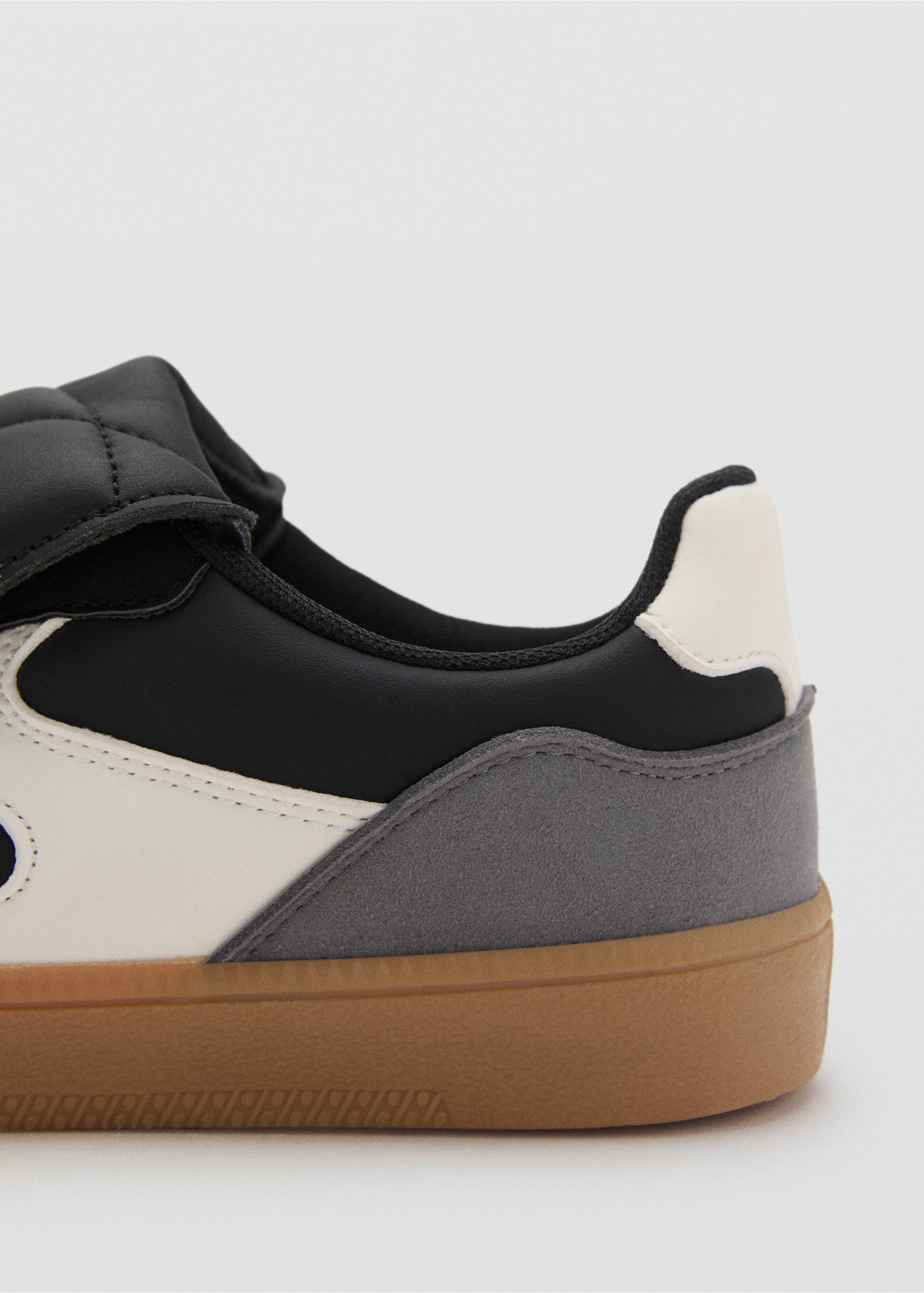 Trainers with folded tongue - Details of the article 1, Black. Ref: 17022918-00.