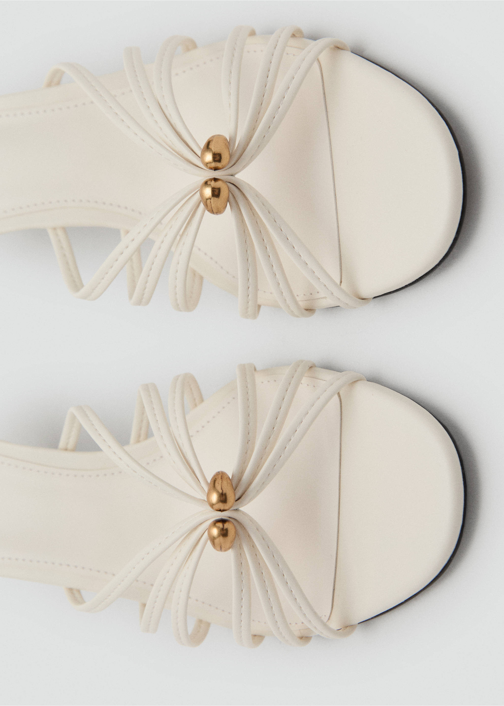 Kitten-Heel-Sandale mit Metall-Detail - Detail des Artikels 2, Ecru. Ref: 17022920-00.