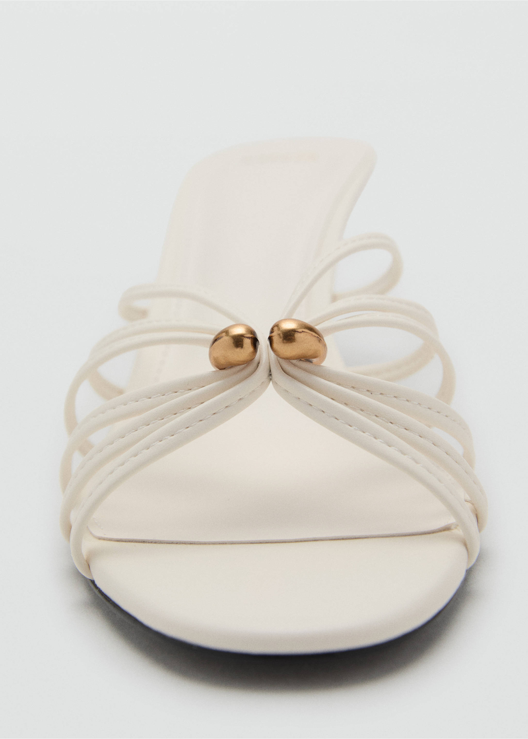 Kitten-Heel-Sandale mit Metall-Detail - Detail des Artikels 3, Ecru. Ref: 17022920-00.