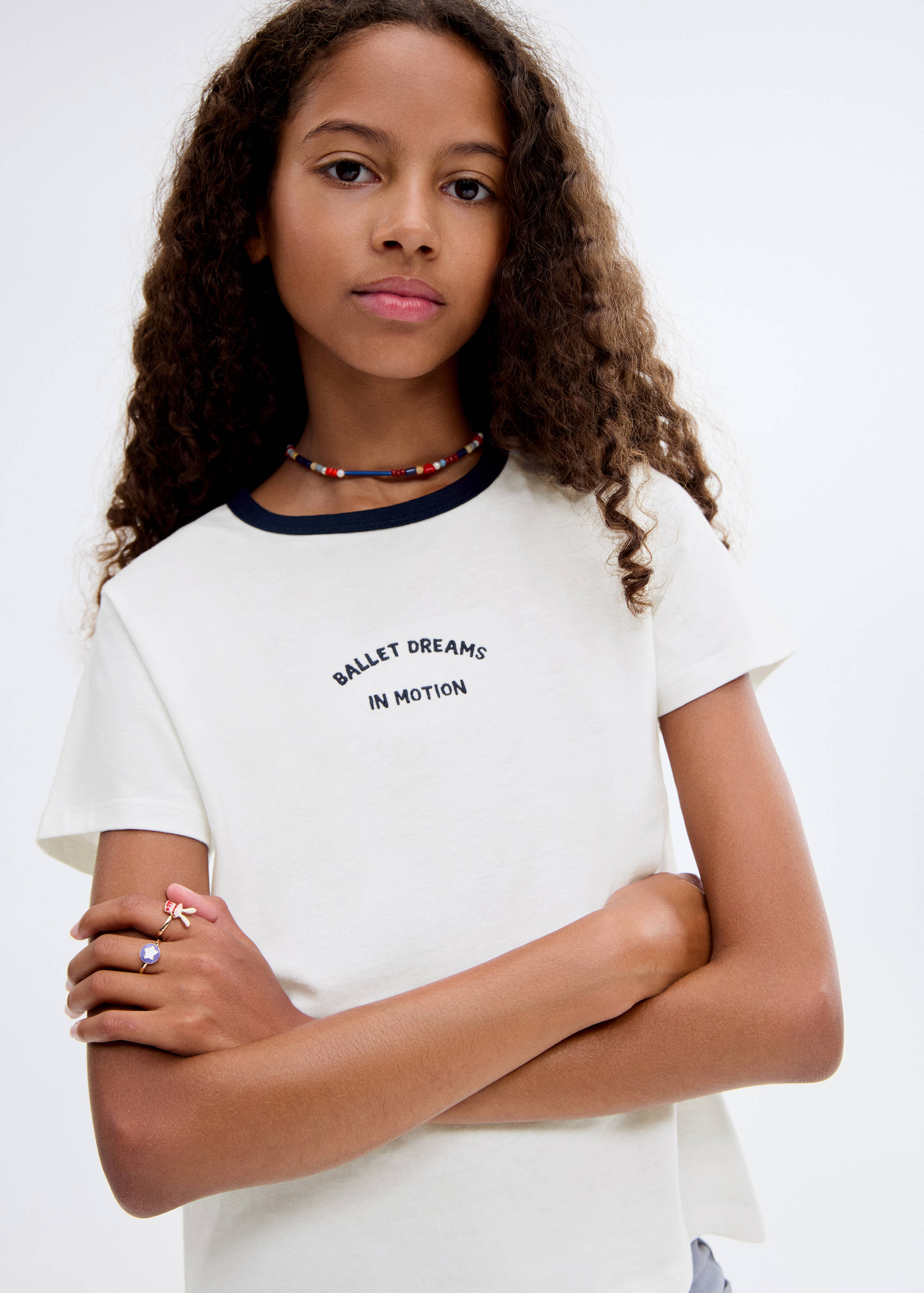 T-shirt brodé avec col contrastant - Plan moyen