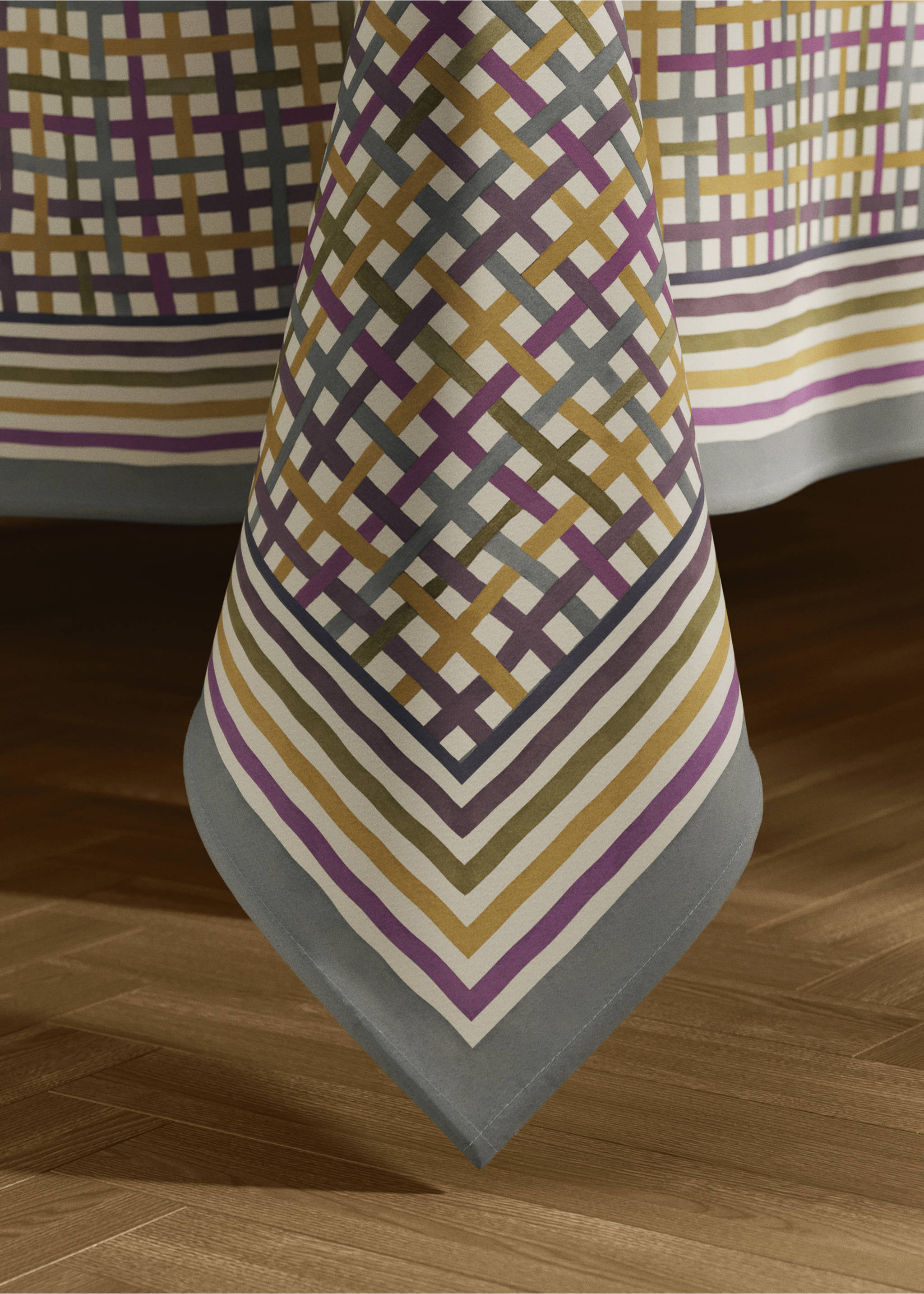 Multi-coloured check resin-coated tablecloth for 8 to 10 diners - Details of the article 7, Plum. Ref: 17023326-00.