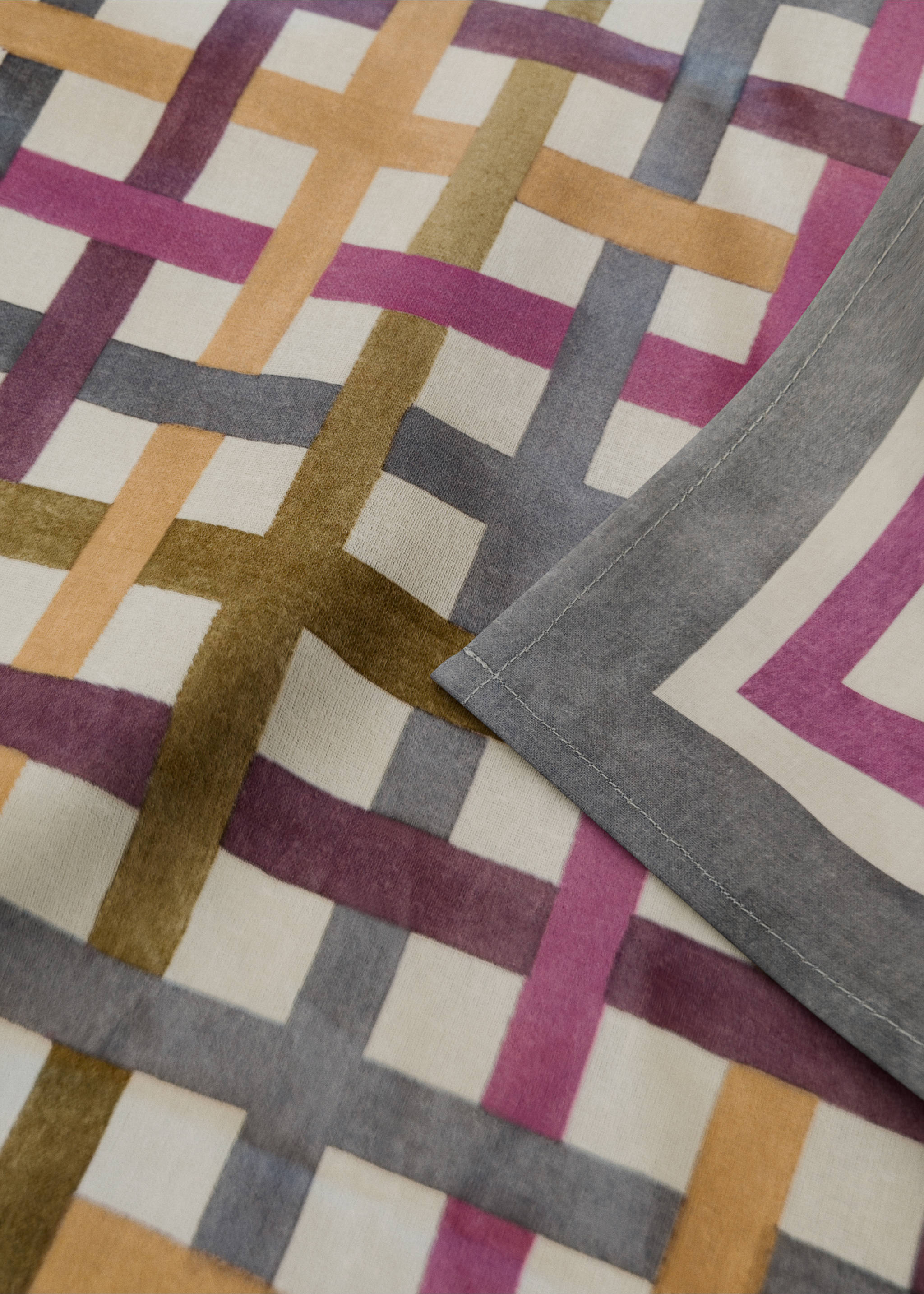 Multi-coloured check resin-coated tablecloth for 8 to 10 diners - Details of the article 2, Plum. Ref: 17023326-00.