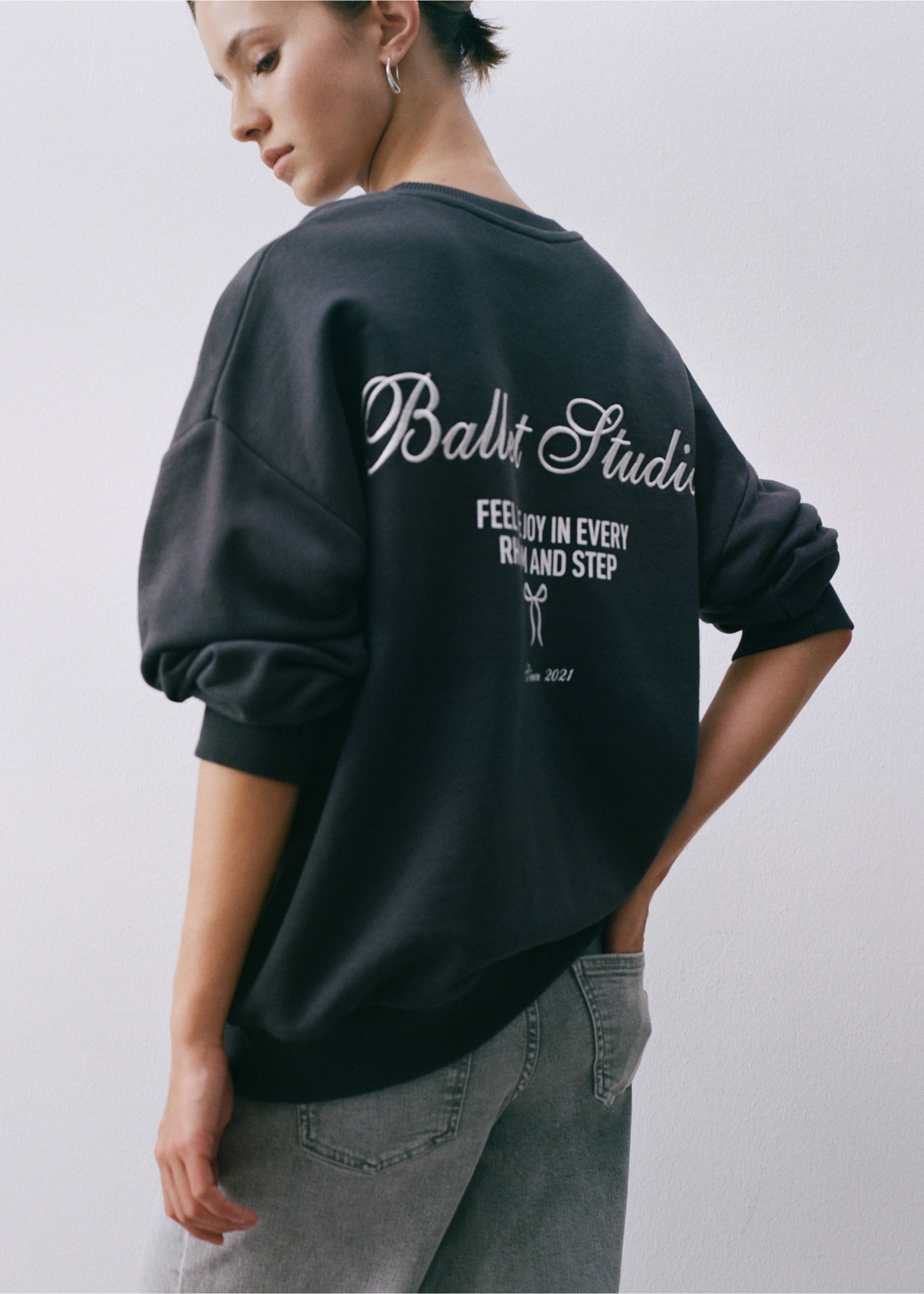 Embroidered message sweatshirt - Details of the article 5, Charcoal. Ref: 17024075-00.