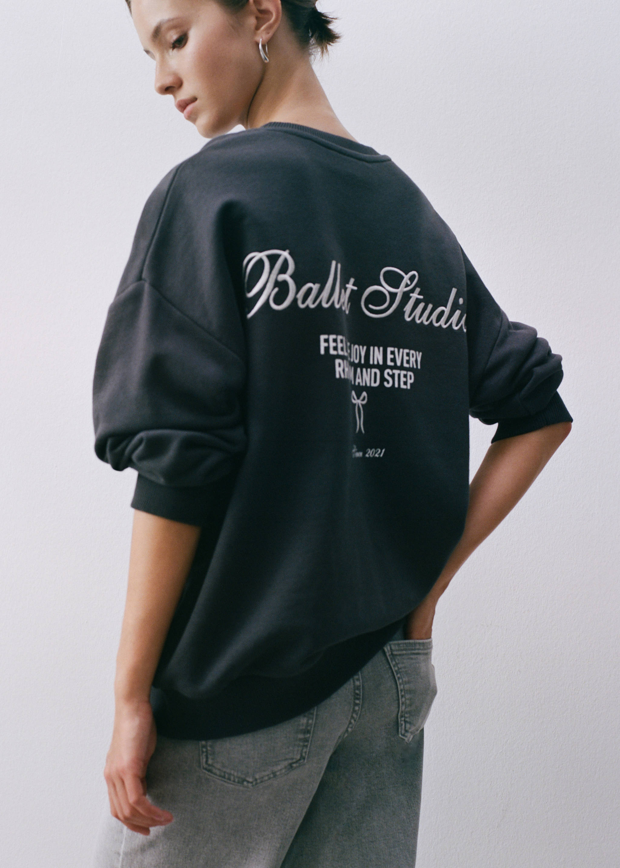 Embroidered message sweatshirt - Details of the article 5