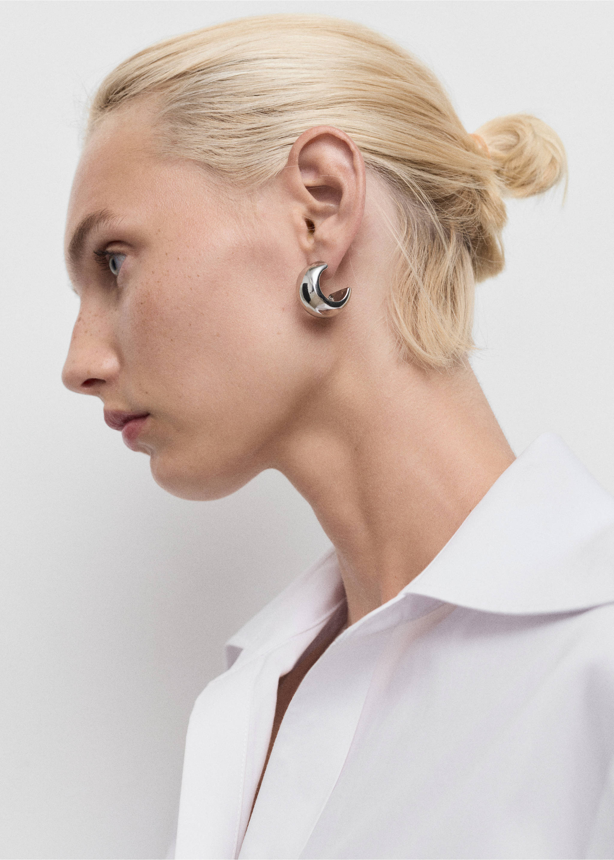 Shirt with concealed placket and collar - Details of the article 1, Off White. Ref: 17024080-00.