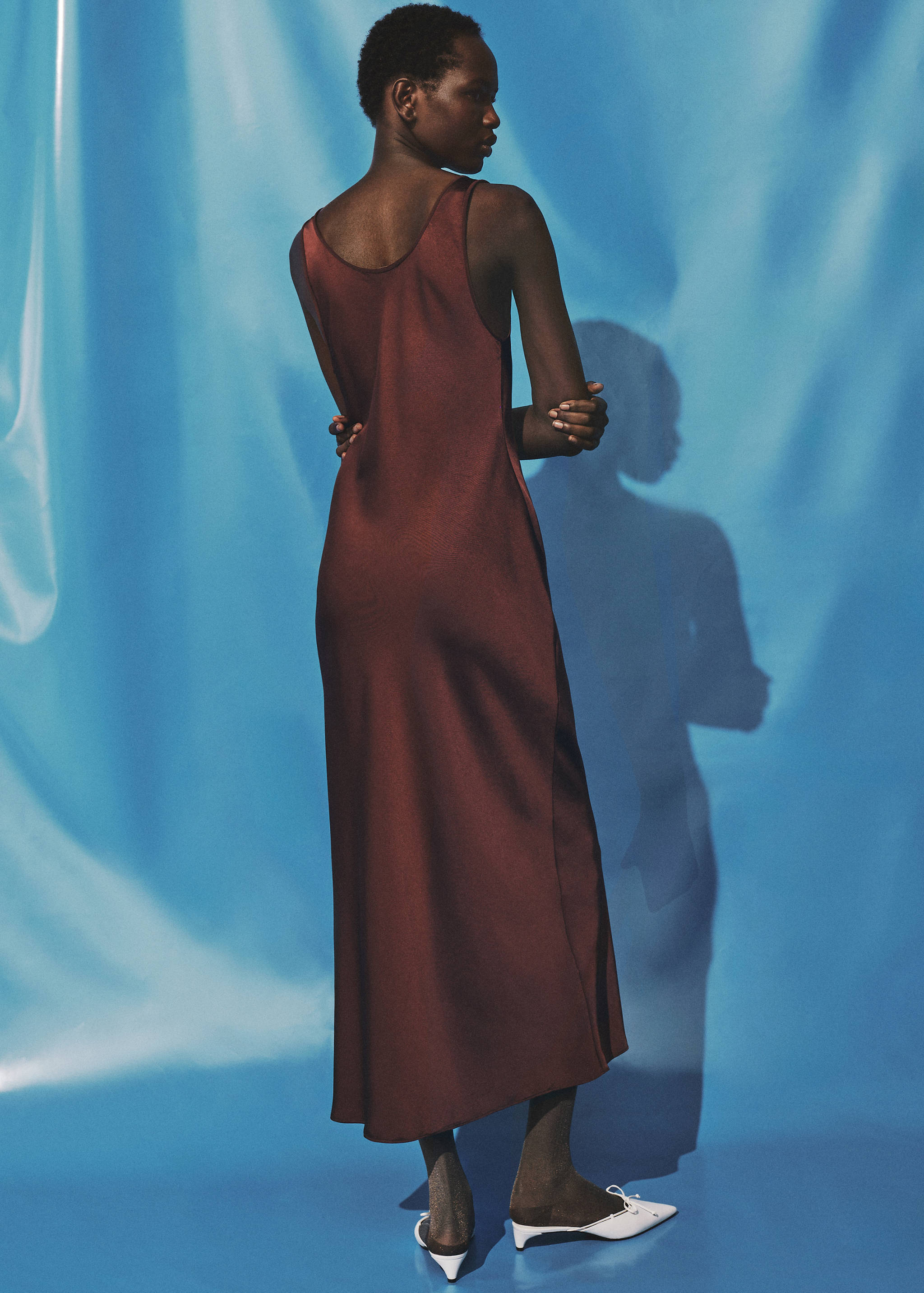 Vestido escotado satinado - Reverso del artículo