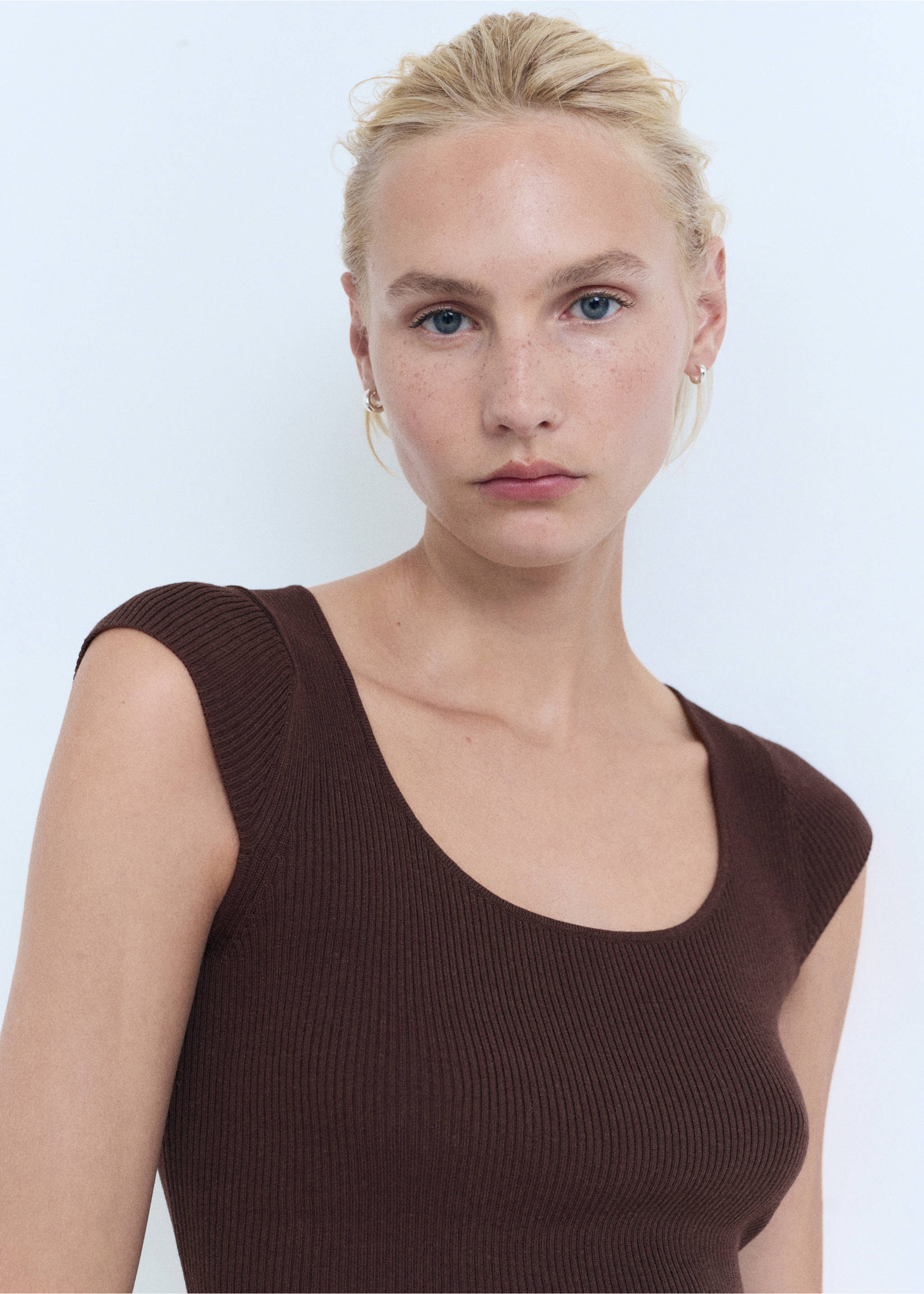 Short-sleeved ribbed sweater - Details of the article 1, Chocolate. Ref: 17024100-00.
