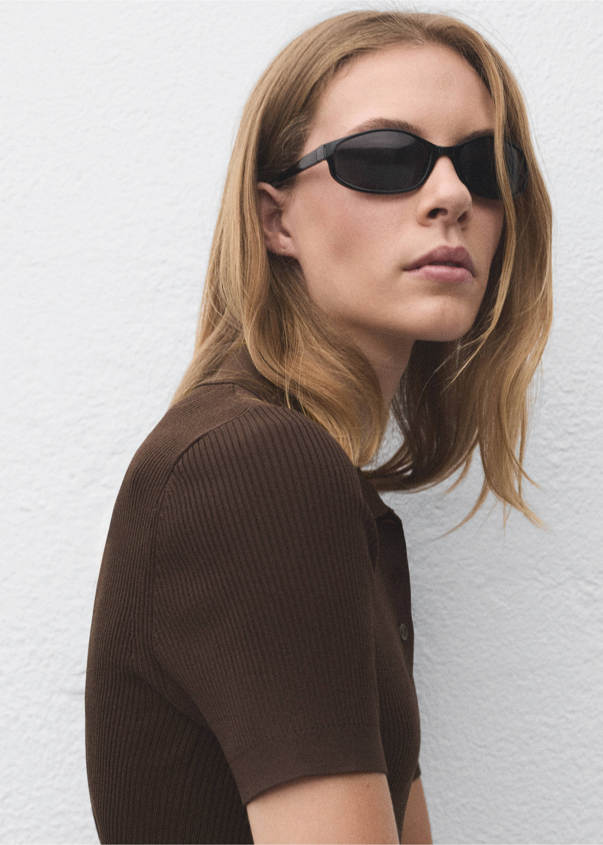 Short-sleeved polo-neck sweater - Details of the article 1, Chocolate. Ref: 17024103-00.